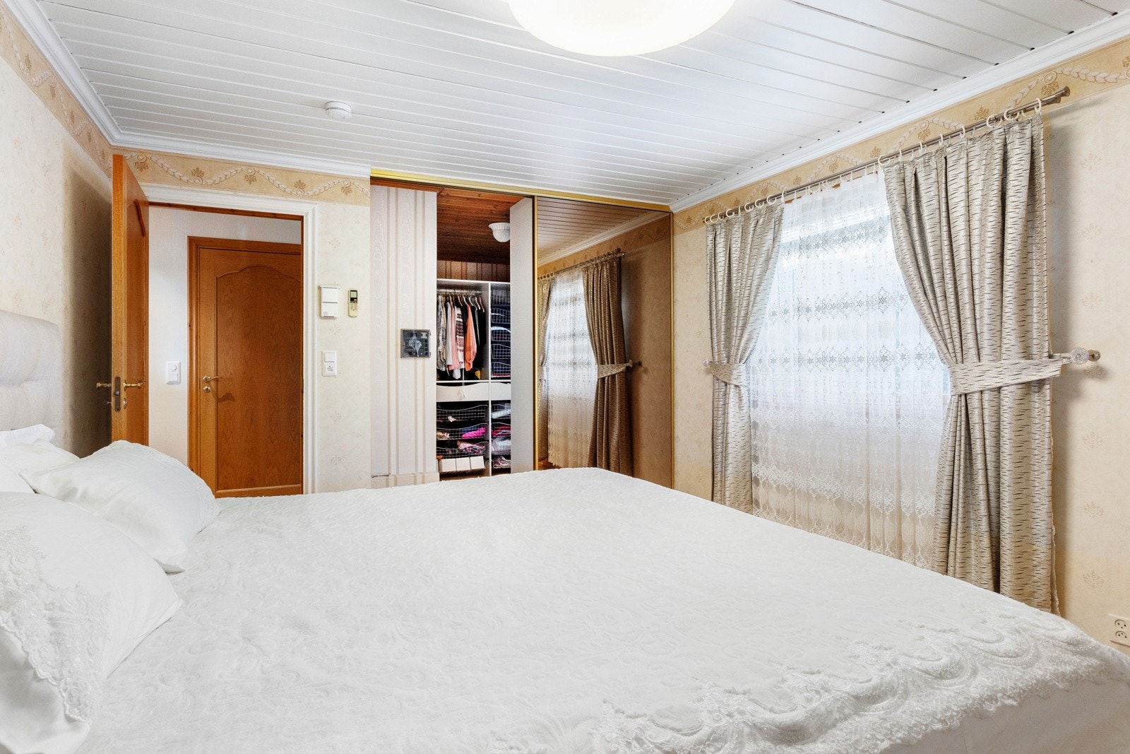 Hovedsoverommet har walk-in garderobe skjult bak skyvedører med speil. Galleribilde