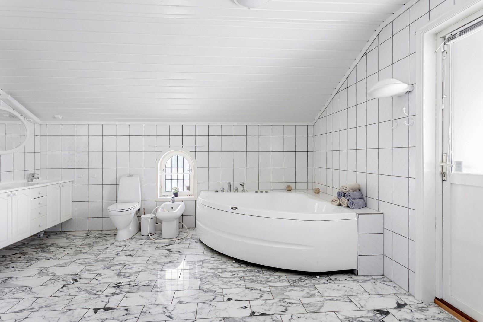 Hjørnebadekar, toalett og bidé. Utgang til hage via vinterhagen. Galleribilde
