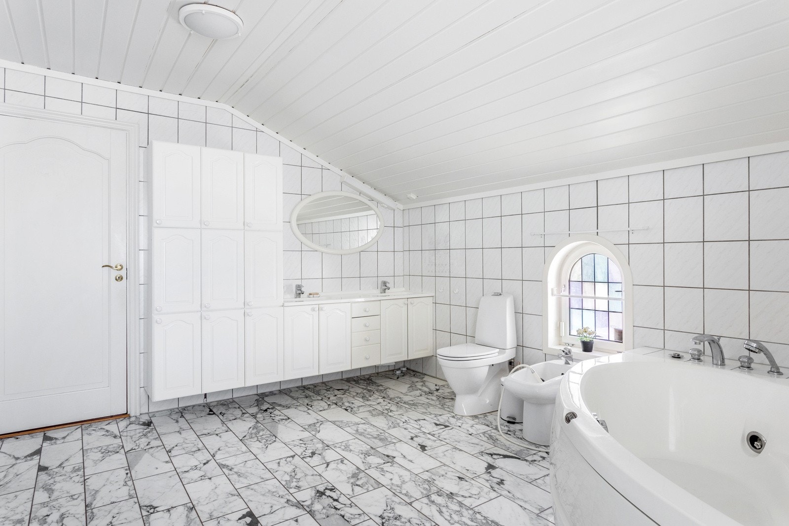 Badet har usedvanlig godt med plass. Det er rikelig med skapplass. Galleribilde