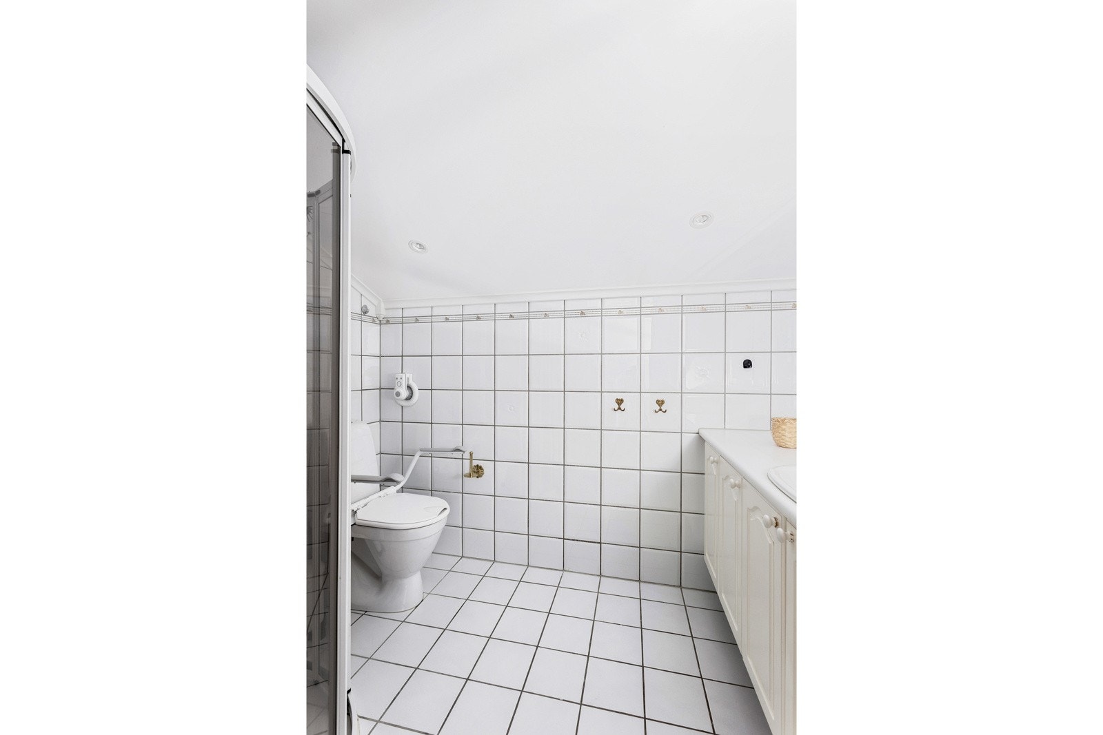 Badet i 2.etasje har dusj, servant og toalett. Galleribilde