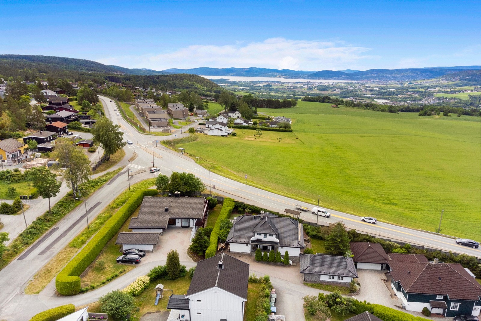 Fra eiendommen er det nydelig utsikt over Lierdalen mot Drammen og fjorden. Galleribilde