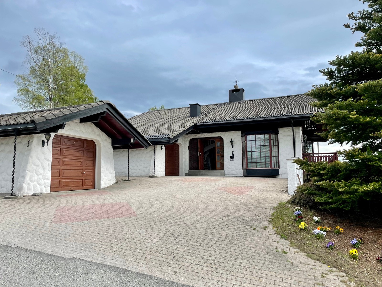 Stor, steinsatt parkeringsplass Galleribilde