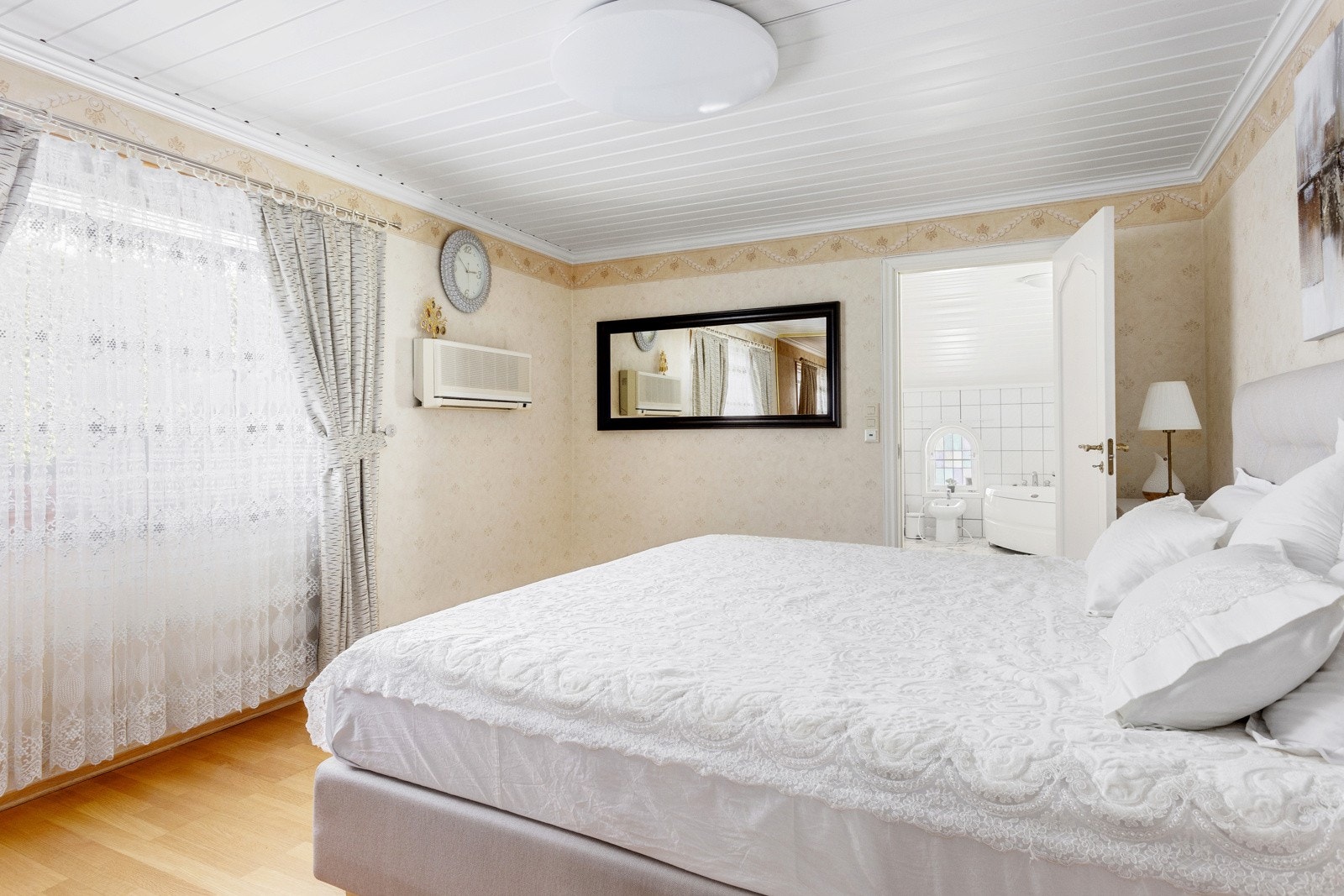 Hovedsoverom med inngang til bad. Galleribilde
