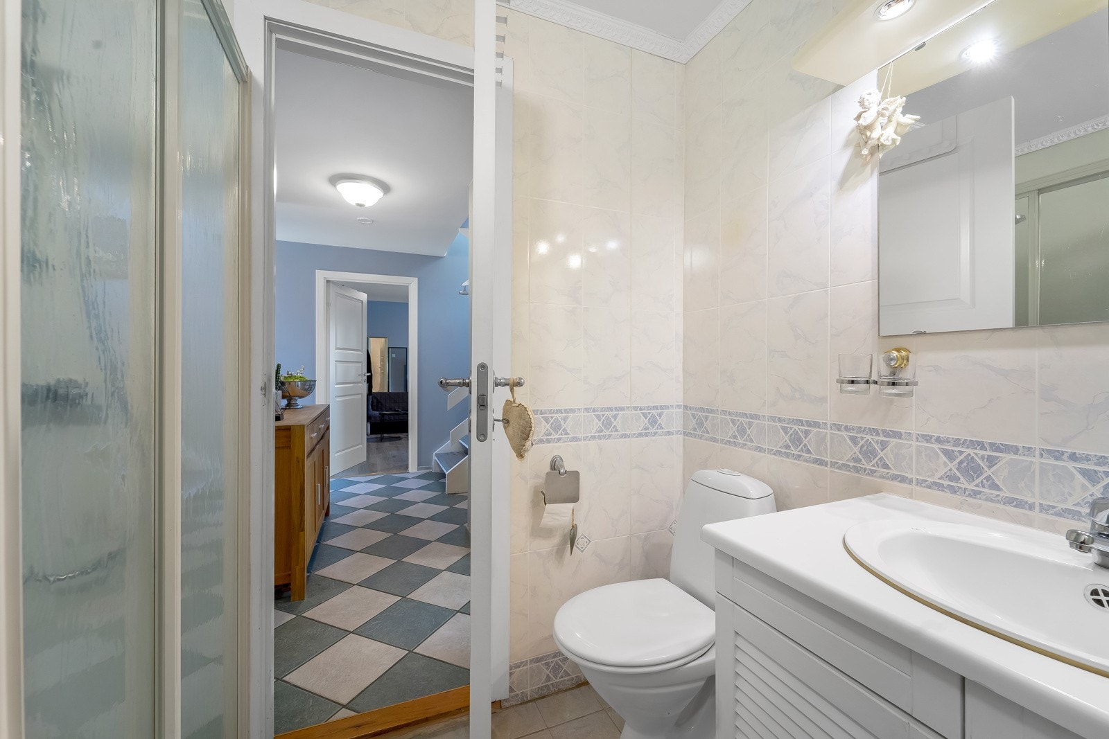 Badet i 1. etasje er innredet med baderomsinnredning, toalett og dusjhjørne. Gulvvarme. Galleribilde