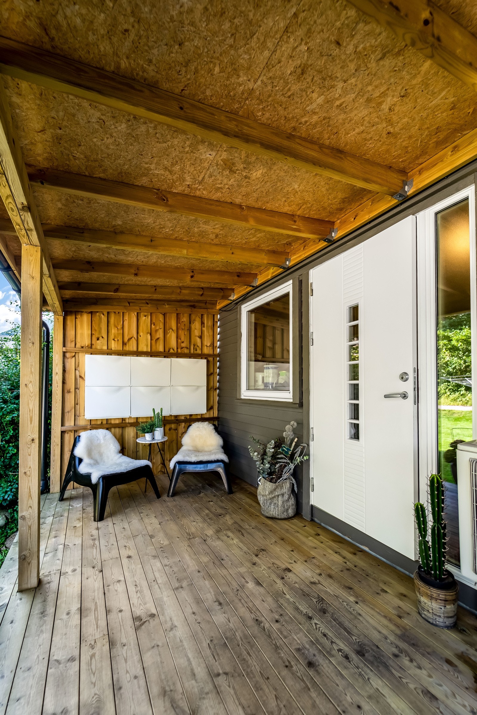 Inngangsparti med takoverbygg. Galleribilde