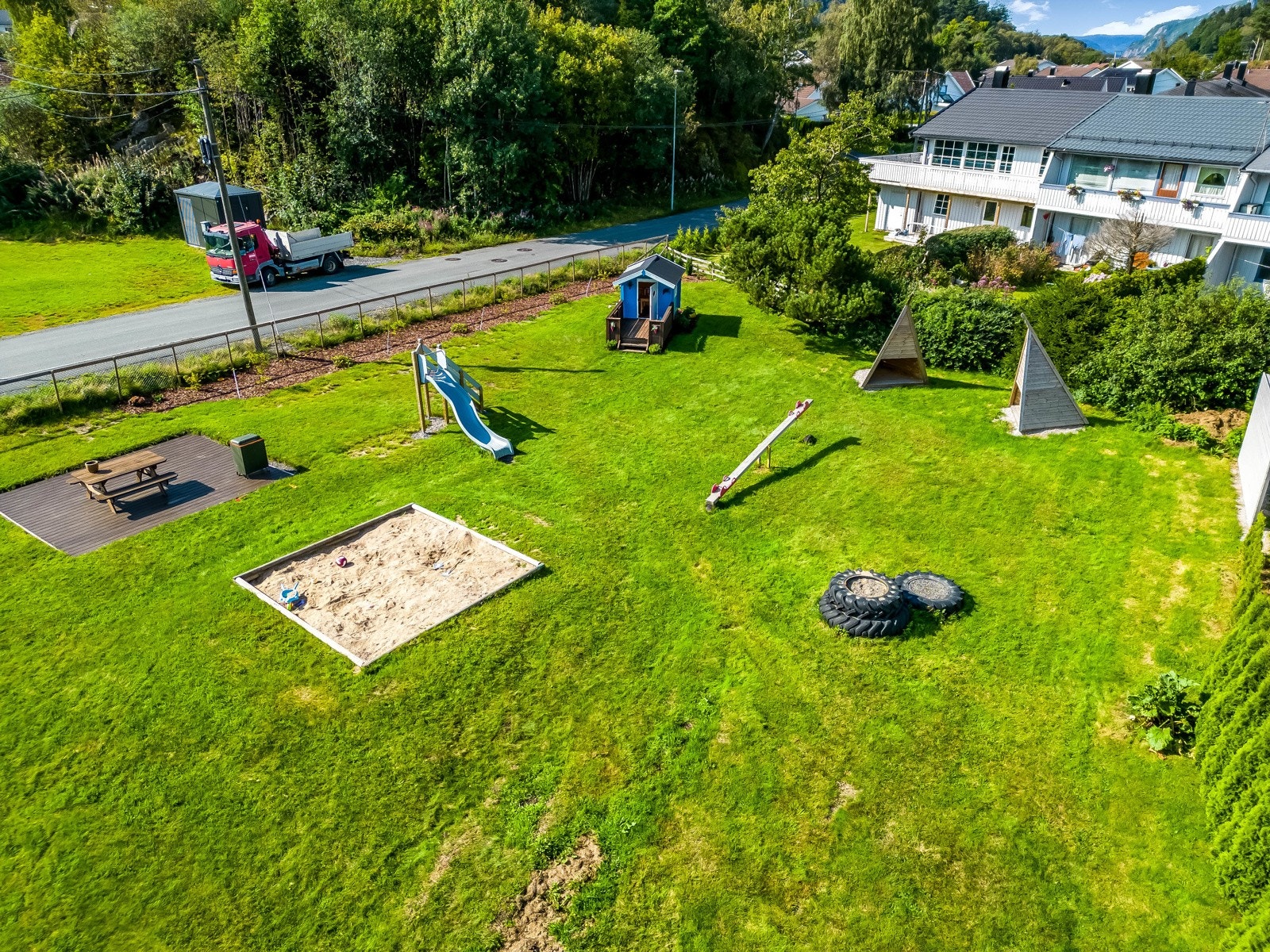 Lekeplass og område for ballspill like i nærheten. Galleribilde