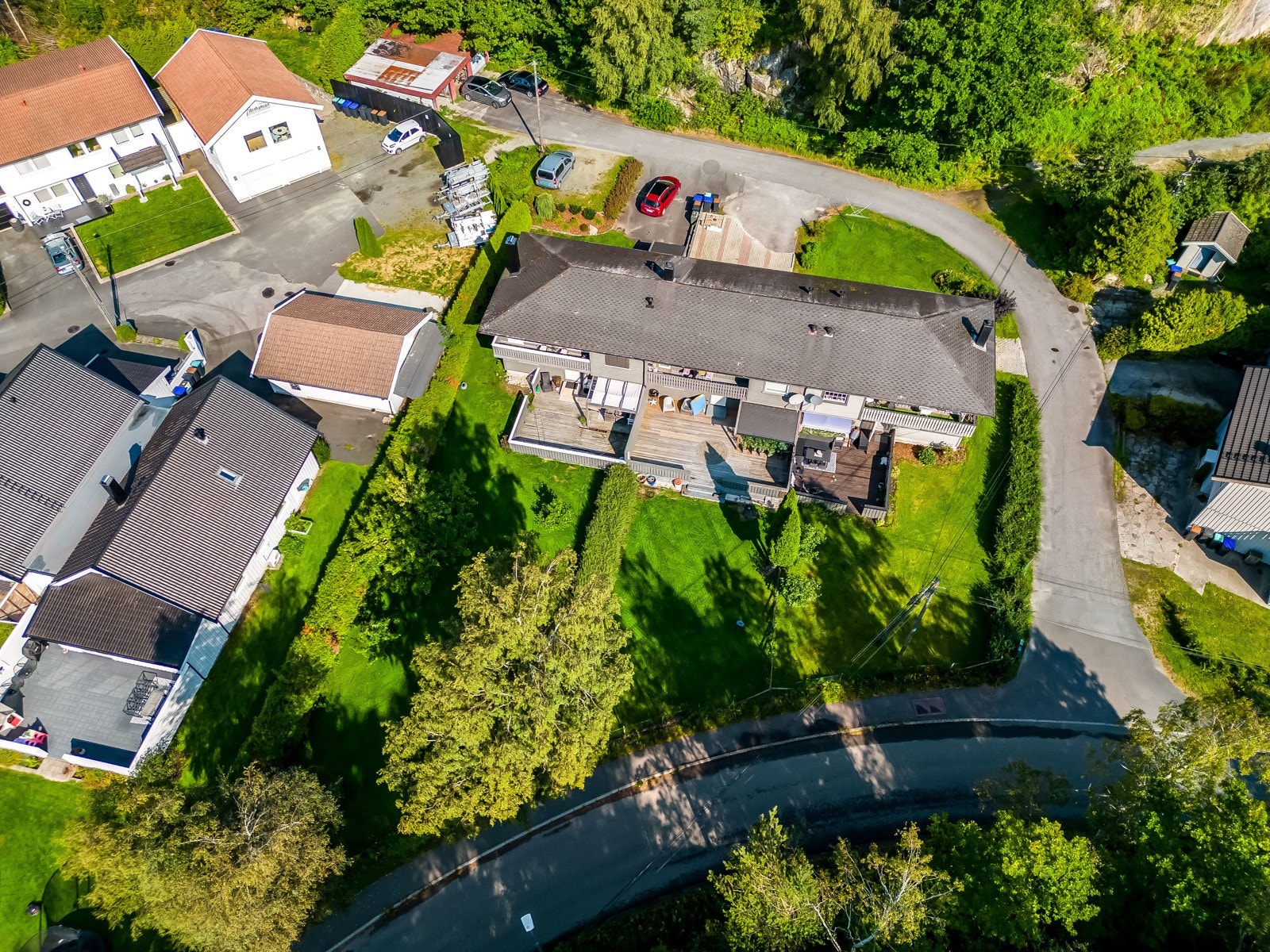 Eiendommen ligger i et solrikt område med kort vei til sentrum, idrettsanlegg, strand og badeland. Galleribilde