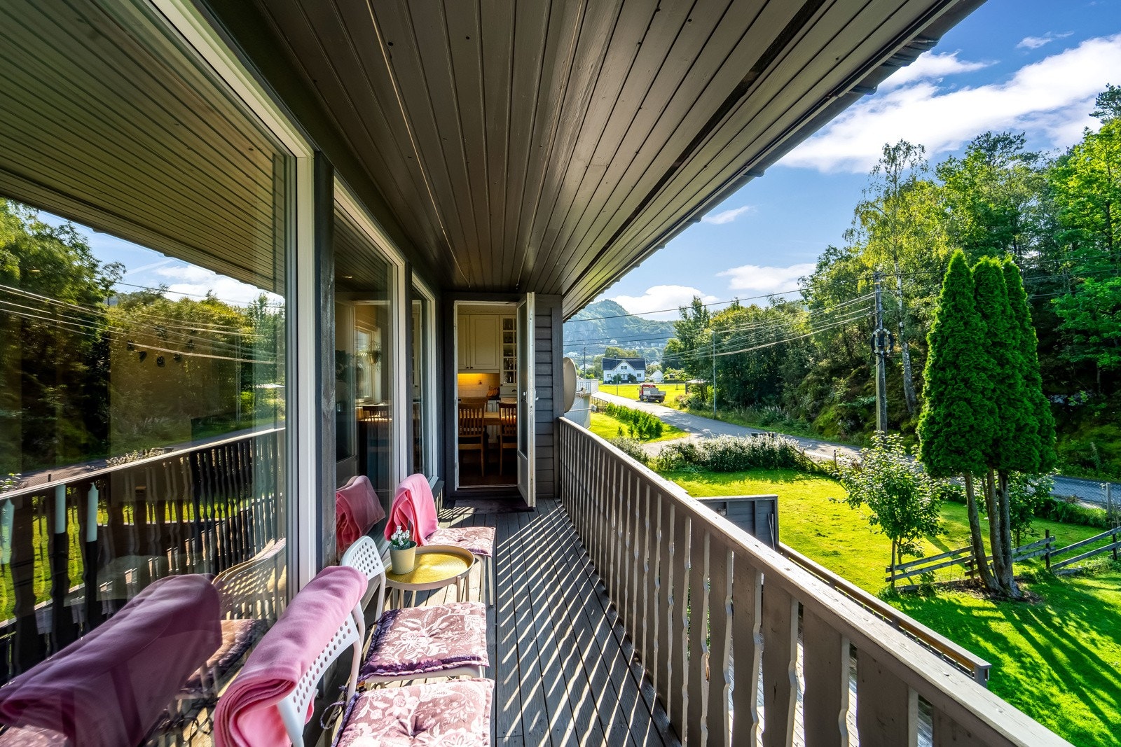 Veranda med takoverbygg med utgang fra både stue og kjøkken. Galleribilde