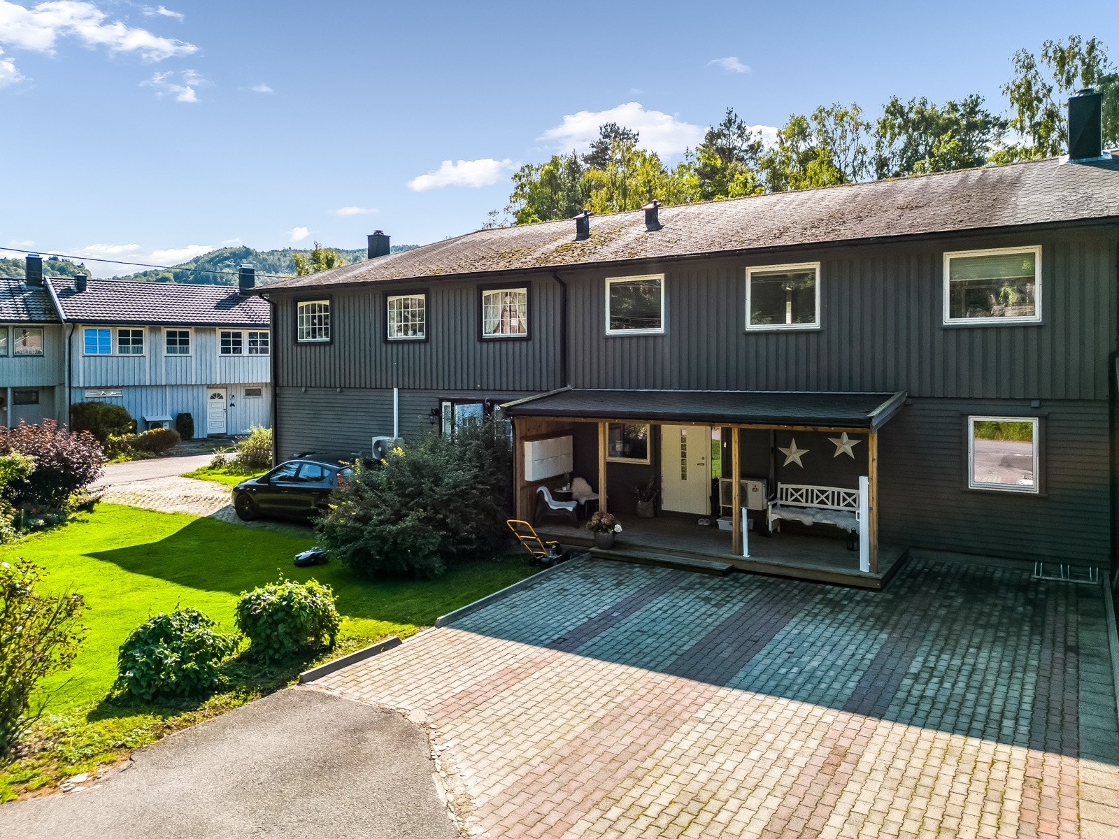 Gode parkeringsmuligheter på tomten. Galleribilde