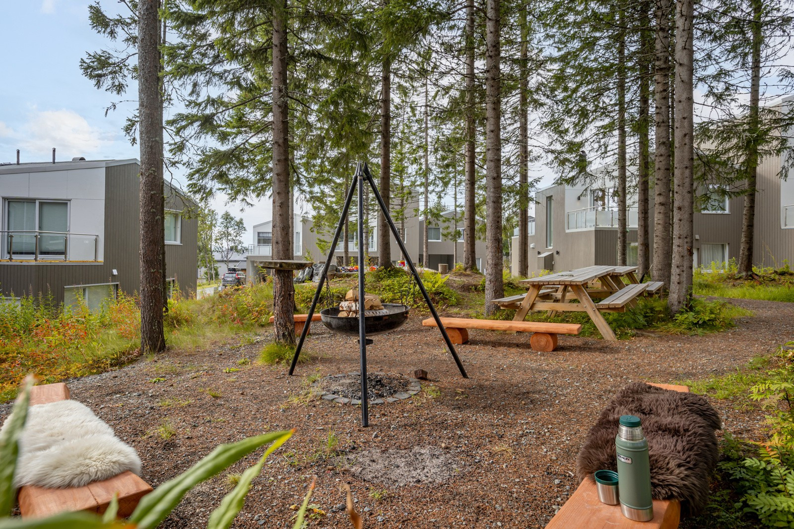 Trivelige fellesarealer i midten av boligfeltet med grillplass og en veldig fin lekeplass!
