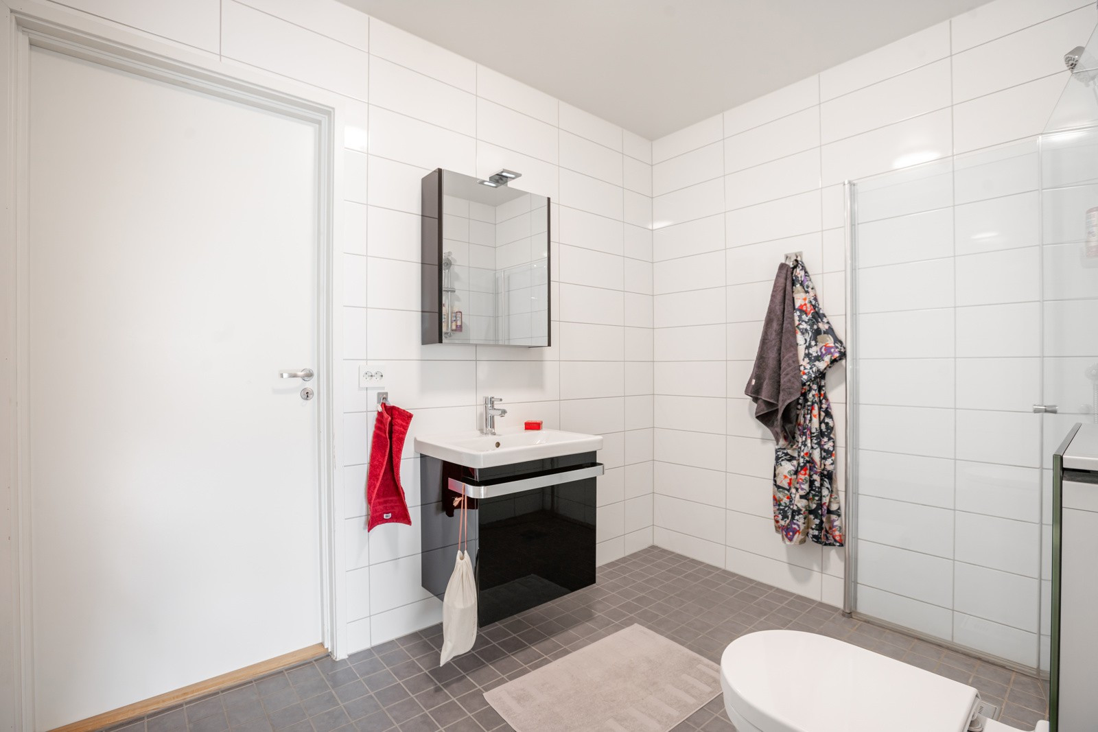 I bakkant av badet er det eget vaskerom.