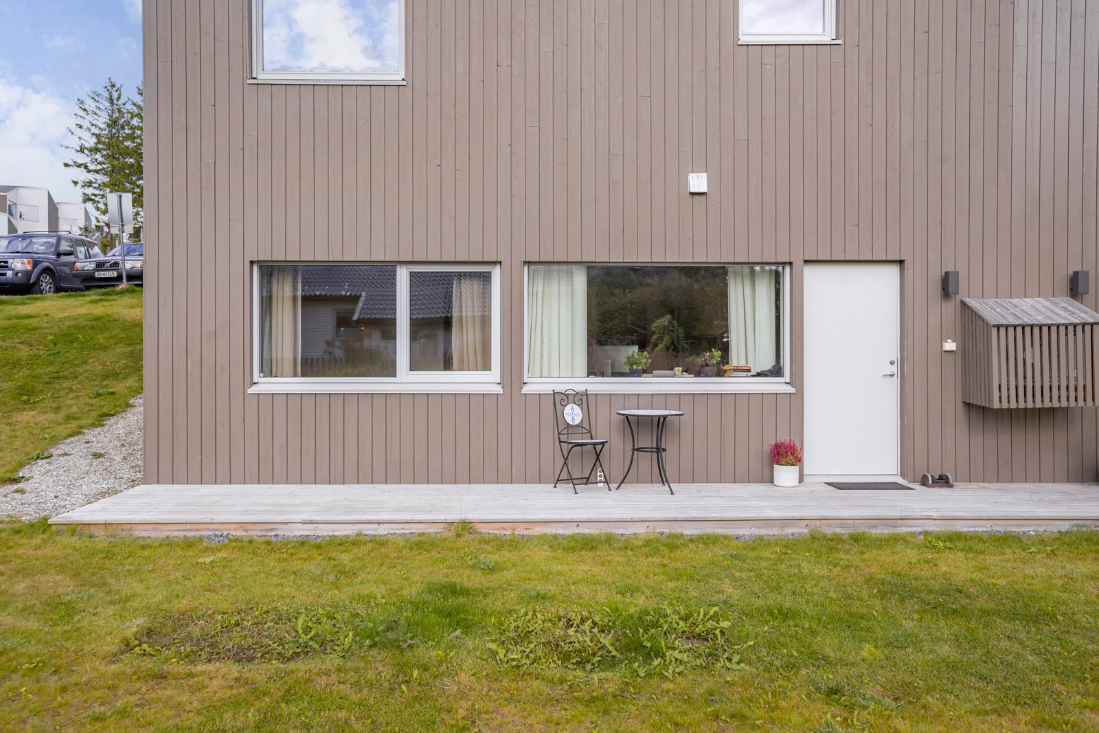 Leiligheten har egen inngang og markterrasse på motsatt side av hoveddelen.