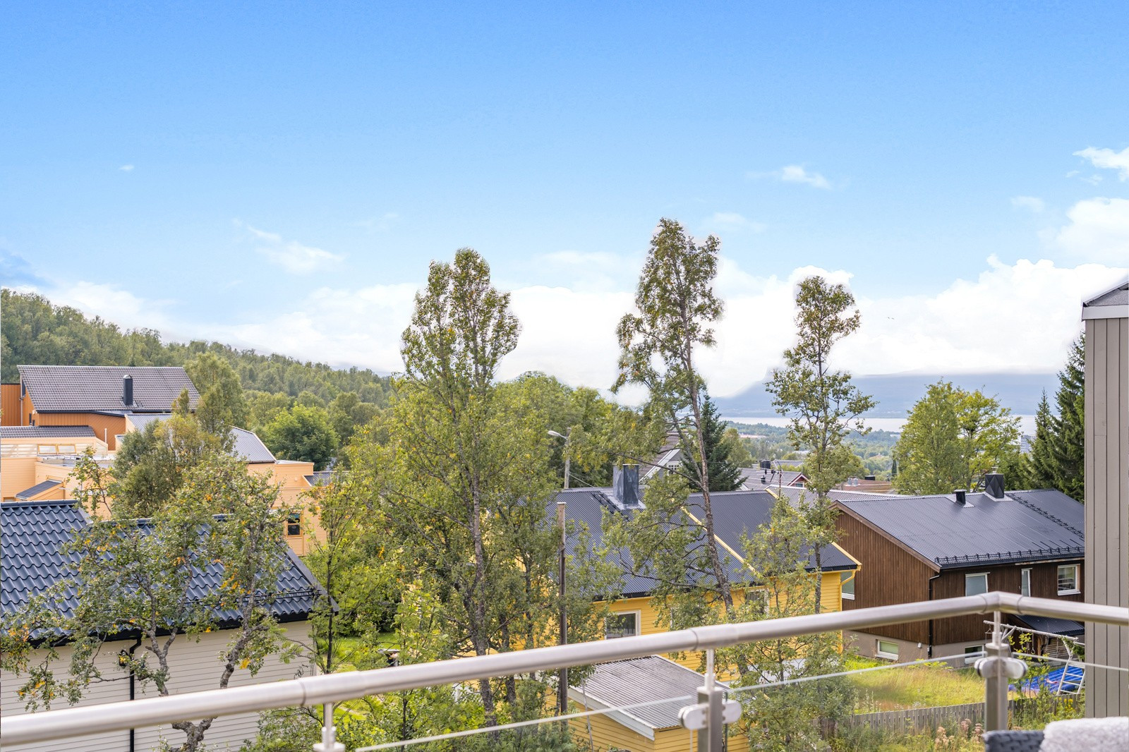 Utsikt fra veranda i 2.etasje.