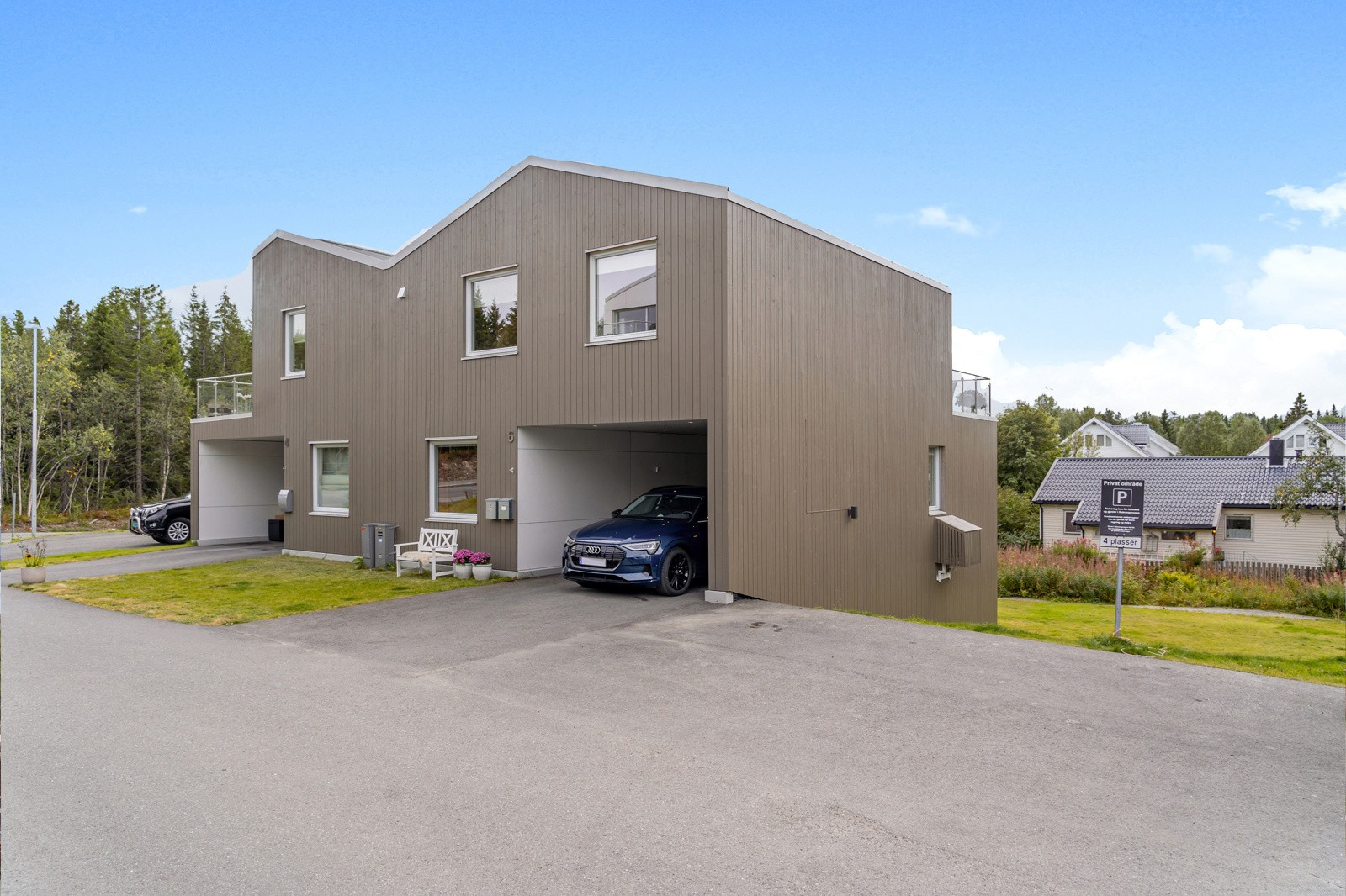 Boligen ligger på enden av rekka, og du får parkering i carport og på tomten.