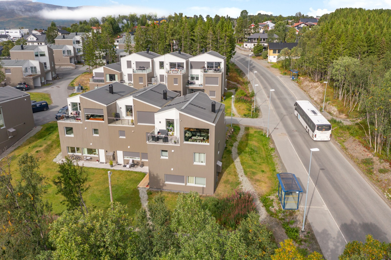 Du har umiddelbar nærhet til bussholdeplass, lysløypa, skole og barnehage.