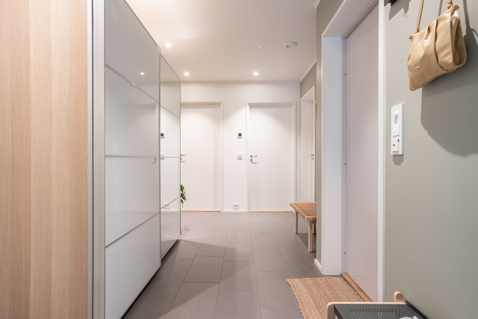 Her møtes du av en romslig entre med fliser og varmekabler i gulv, samt stor skyvedørsgarderobe.