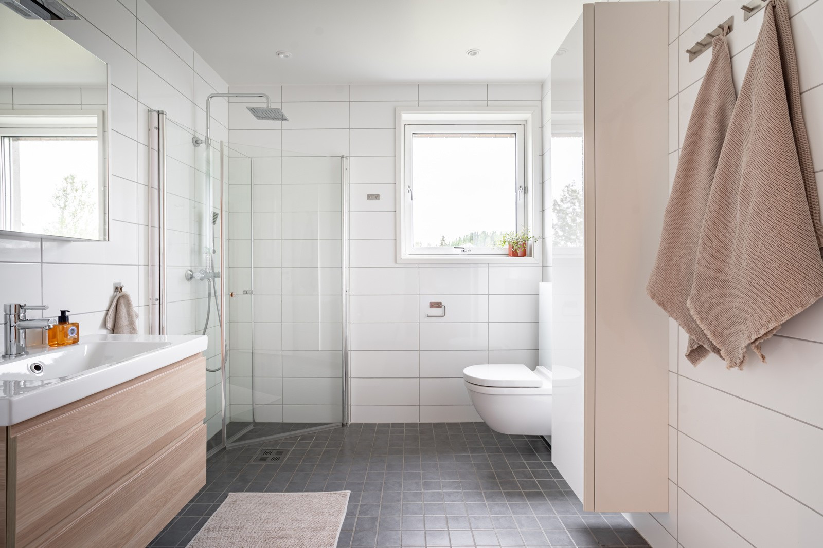 Hovedbadet har godt med lagringsplass samt opplegg for vaskemaskin/tørketrommel.