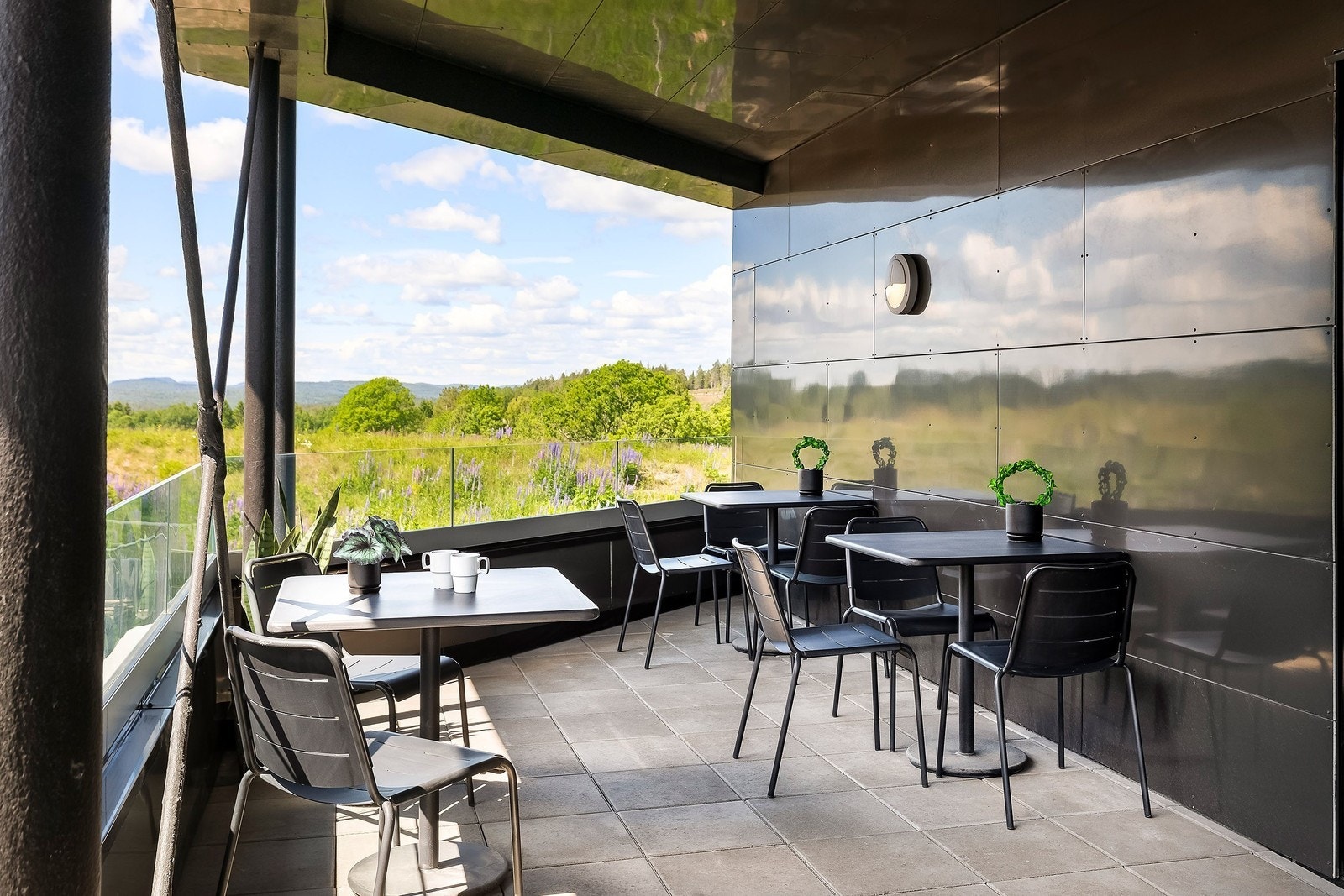 Kantinen har egen utgang til terrasse. Her er det mulig å ta med seg lunsjen ut på godværsdager. Galleribilde