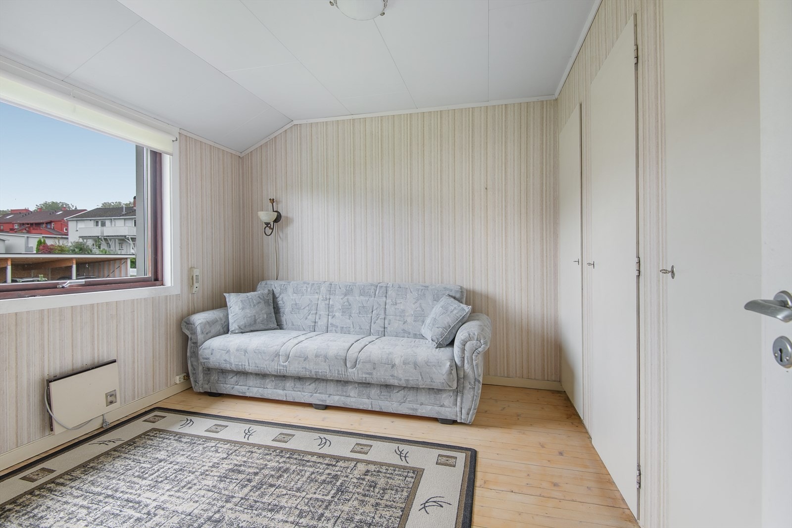 Soverom 2 har vindu mot øst og har godt med garderobeplass i innebygget skap. Galleribilde