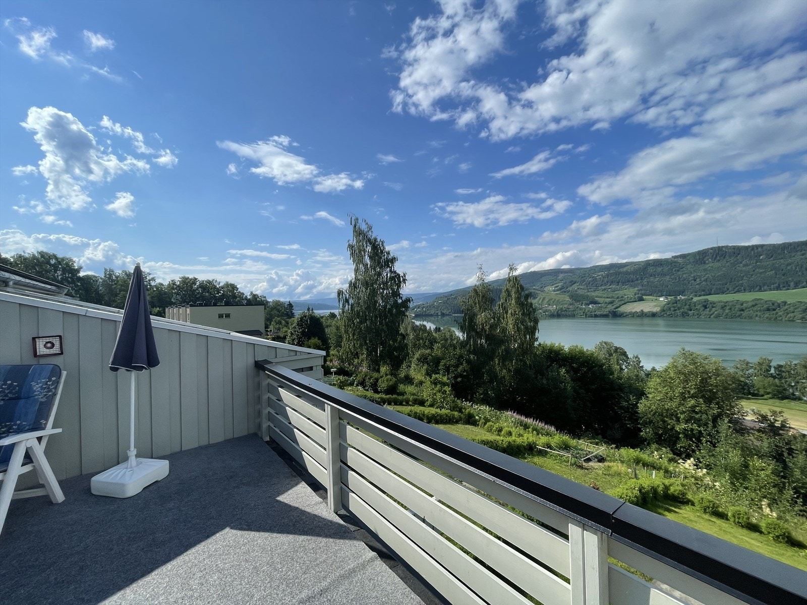 Skjermet og solrik terrasse i 2. etg. med flott Mjøsutsikt. Galleribilde
