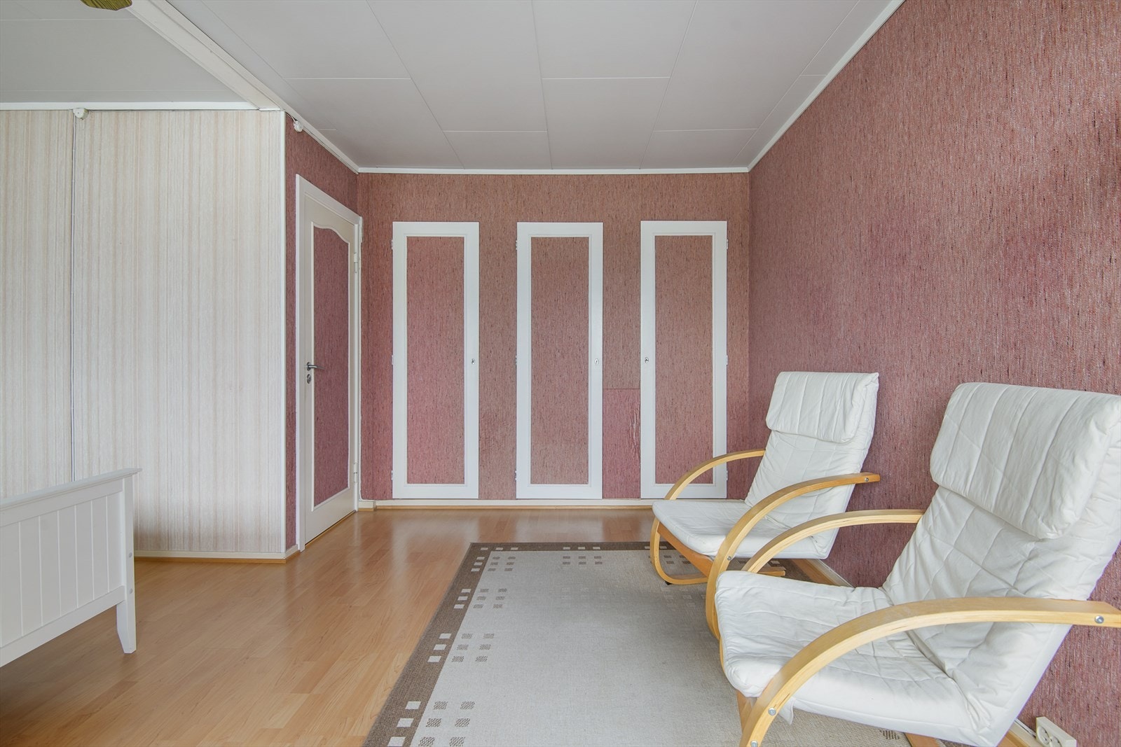 Soverom 1. Mye garderobeplass i innebygde skap. Galleribilde