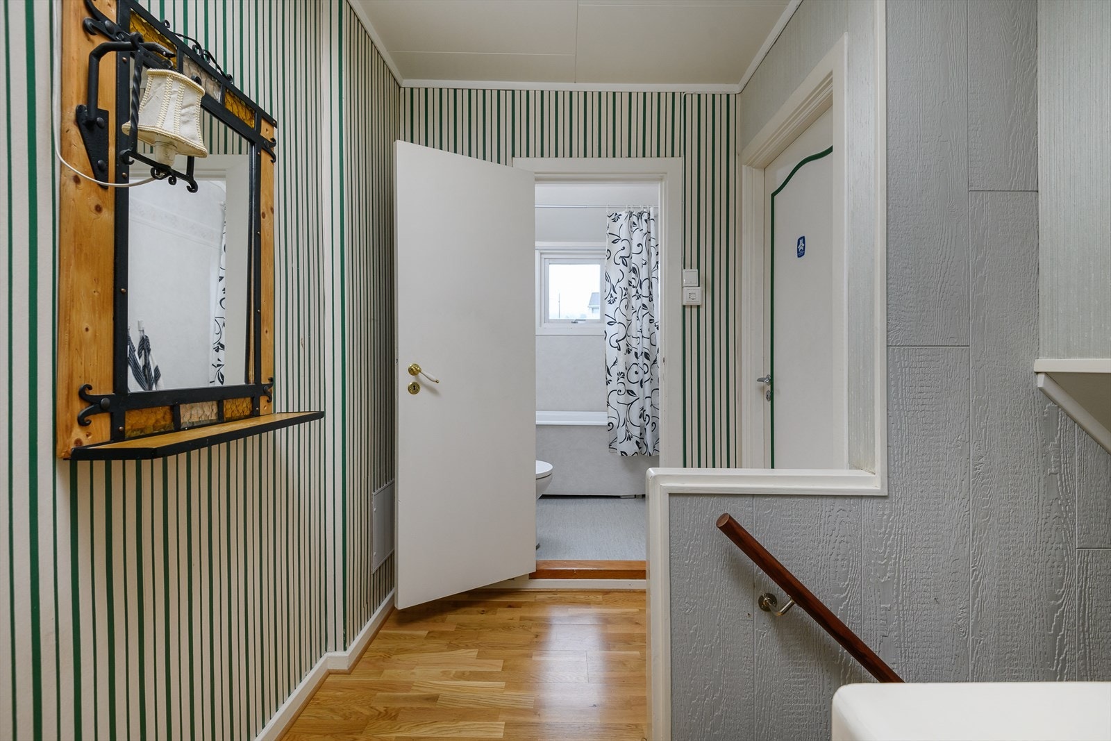 Gangen i 2. etg. fordeler til bad og to soverom. Galleribilde