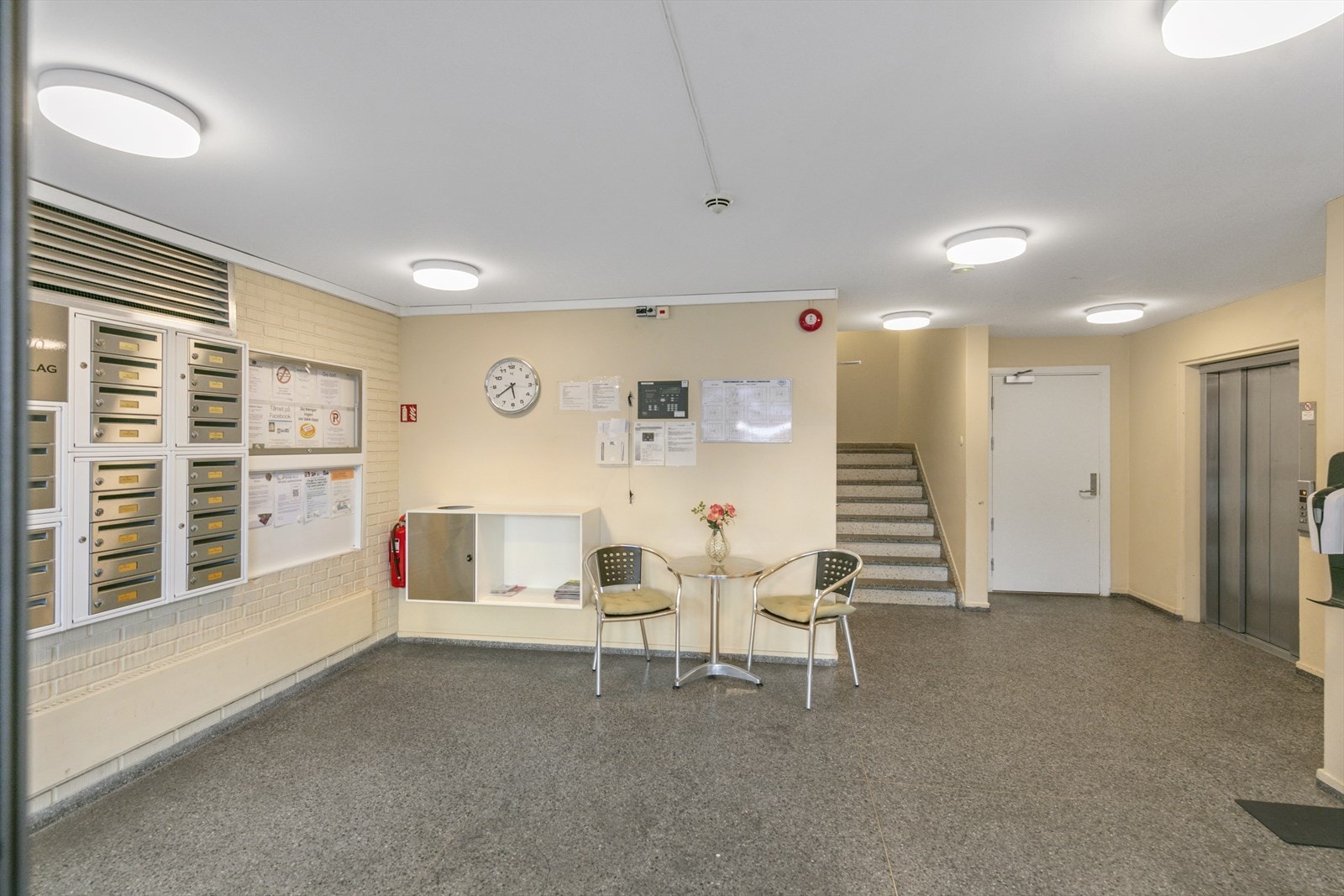 Trivelig felles inngangsparti! Her er det også et trivelig fellesrom med kjøkken som kan benyttes av beboerne. Galleribilde