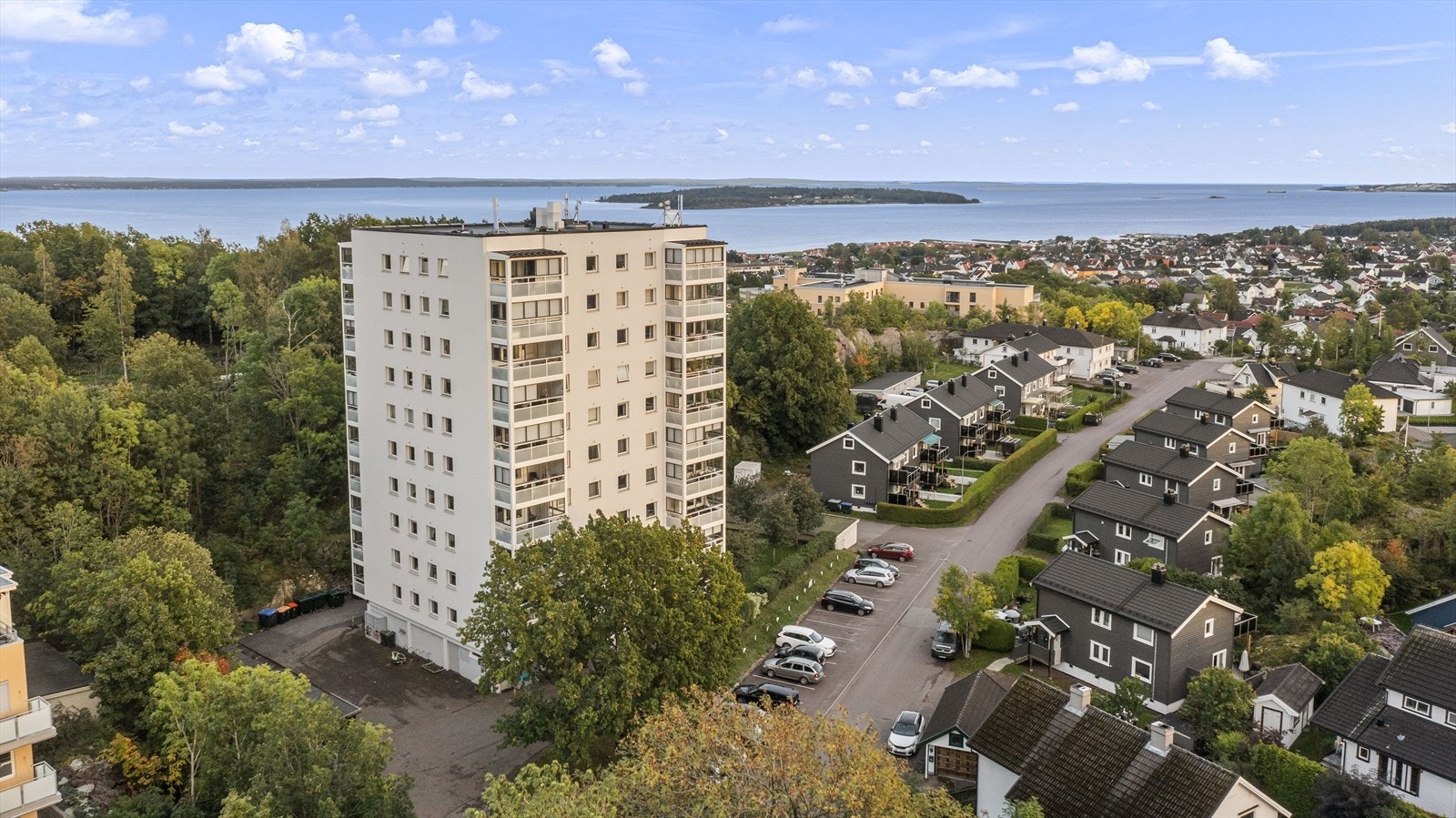 Borettslaget ligger høyt og fritt til med umiddelbar nærhet til fine turområder, samt med kort avstand til sentrum. Galleribilde