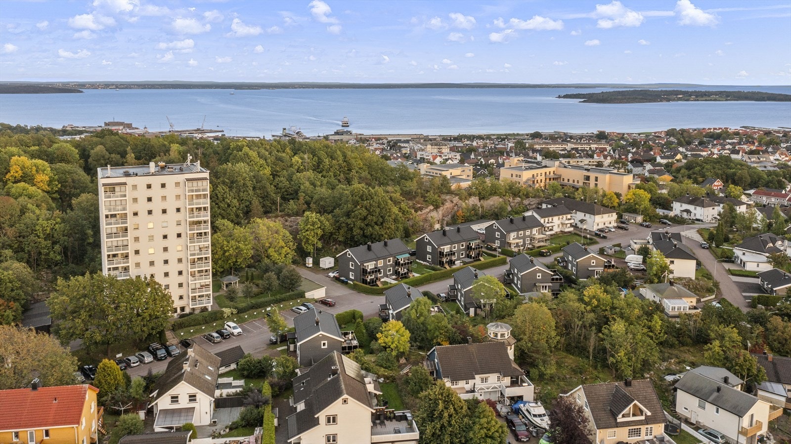 Borettslaget har opparbeidet et hyggelig uteområde med plen og beplantning. Galleribilde