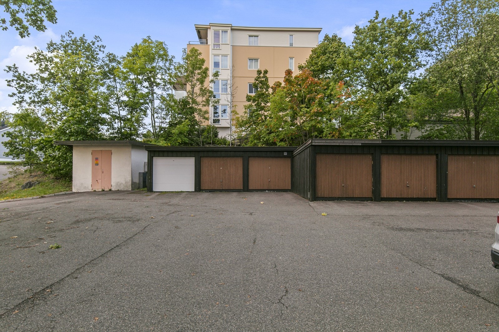 Det medfølger en garasjeplass. I tillegg er det godt med gjesteparkeringsplasser. Galleribilde