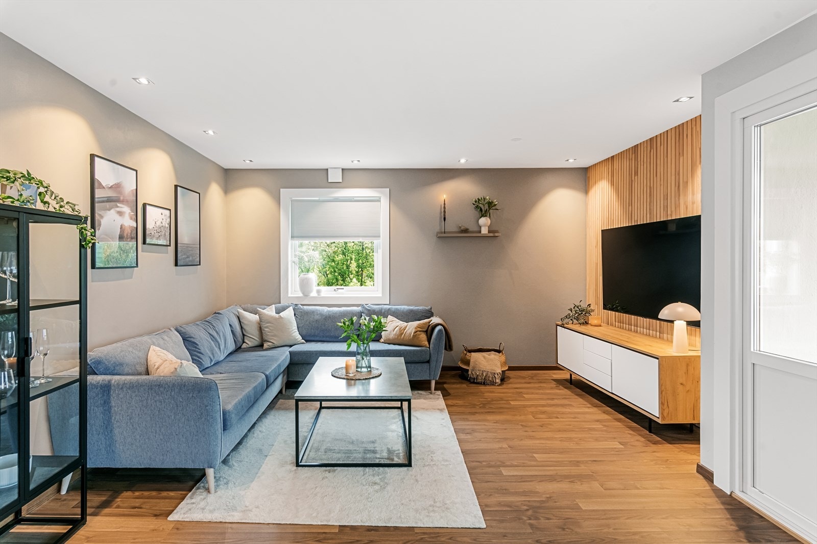 Leiligheten fremstår som lys og moderne med flotte materialvalg! Galleribilde