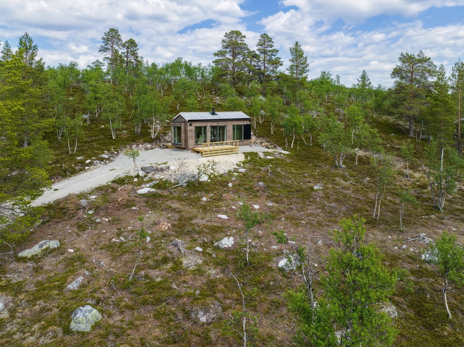 Det er helårsvei frem til hytten og parkeringsplasser på tomten. Hyttens beliggenhet er skjermet fra innsyn. Galleribilde