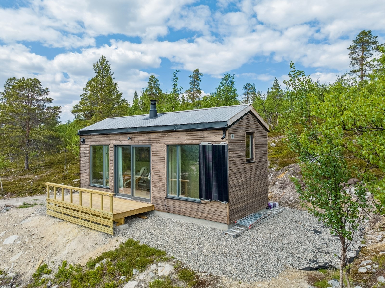 Skulle man ha behov for en pause fra hyttelivet er Røros kun 40 minutter unna og byr på sine trivelige caféer, historiske trehusbebyggelse i gågaten og Rørosmusset, samt andre spennende attraksjoner. Galleribilde