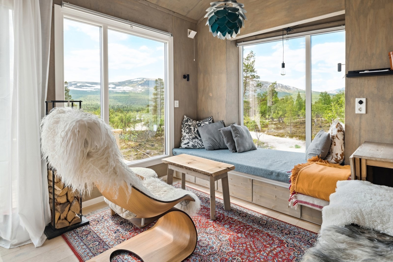 Velkommen inn! Her får man en koselig stue med plassbygd sofa med praktiske oppbevaringsskuffer under. Galleribilde