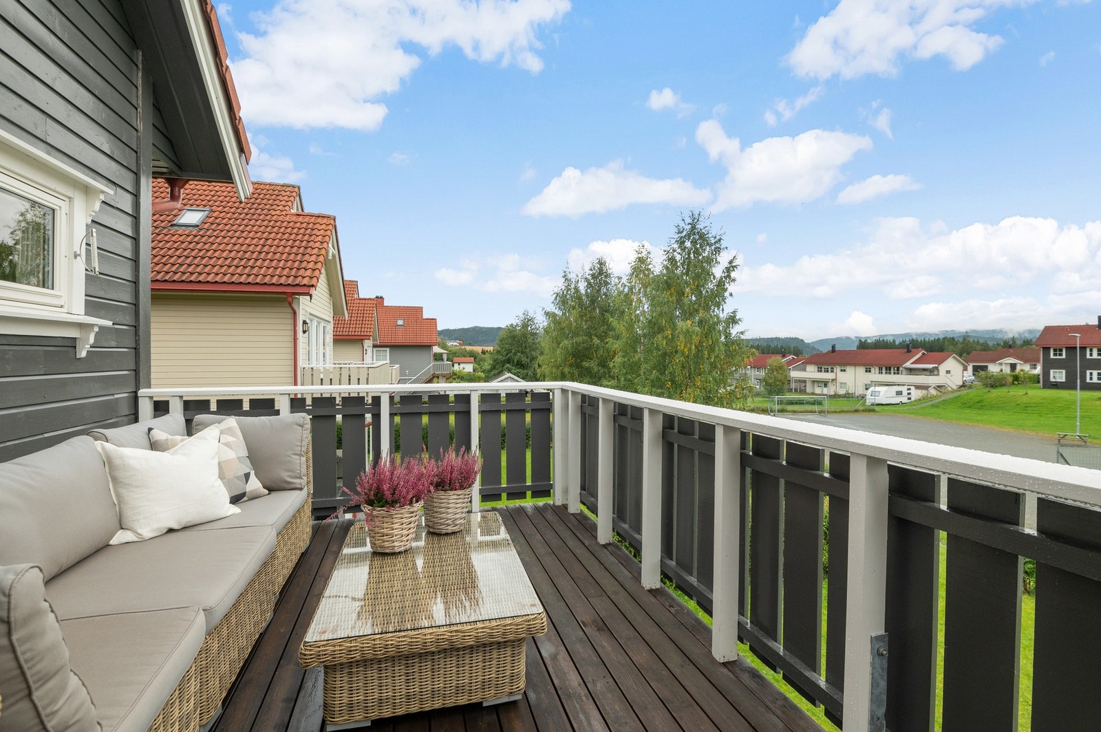 Stor veranda med fin utsikt og gode solforhold på dagtid. Galleribilde