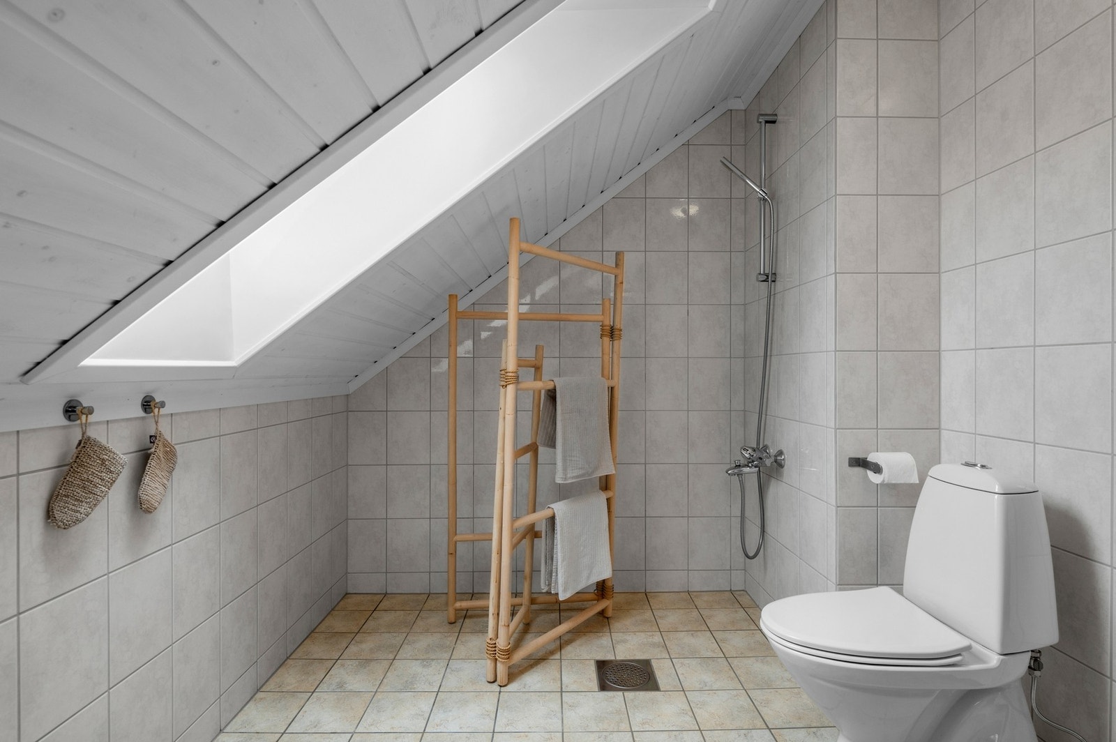 Dusj på badet i 2.etg. med plass til badekar hvis ønskelig. Galleribilde