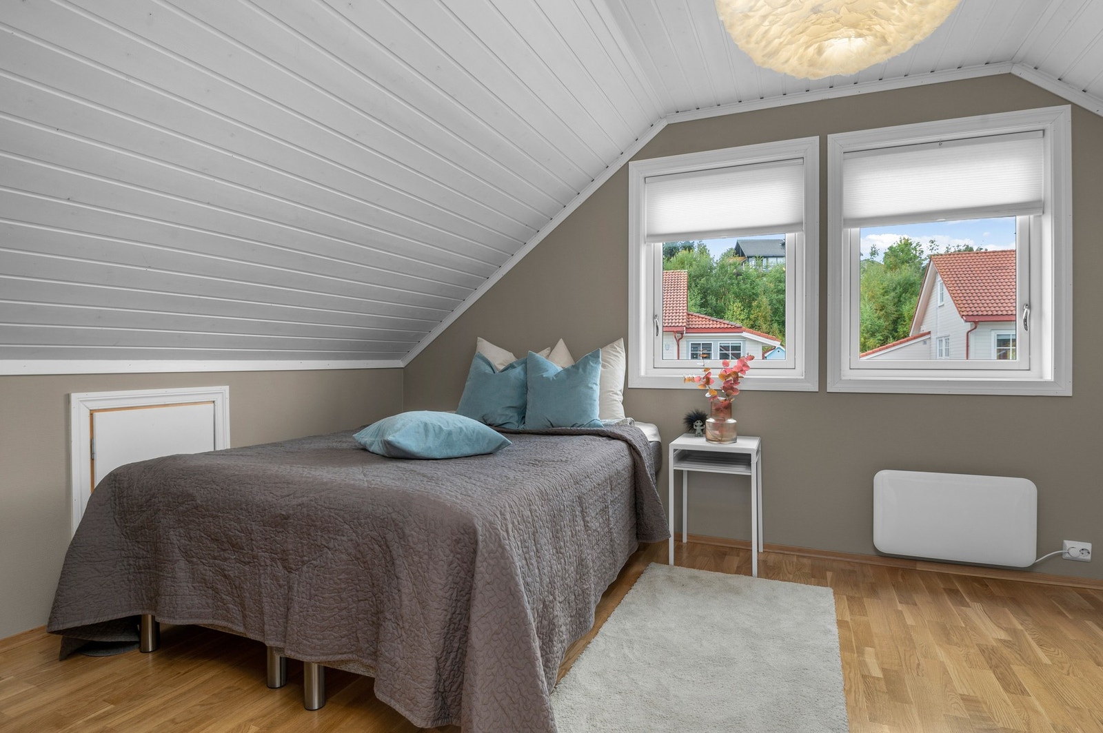 Soverom 2.etg. Det er lagringsplass i knevegger. Galleribilde