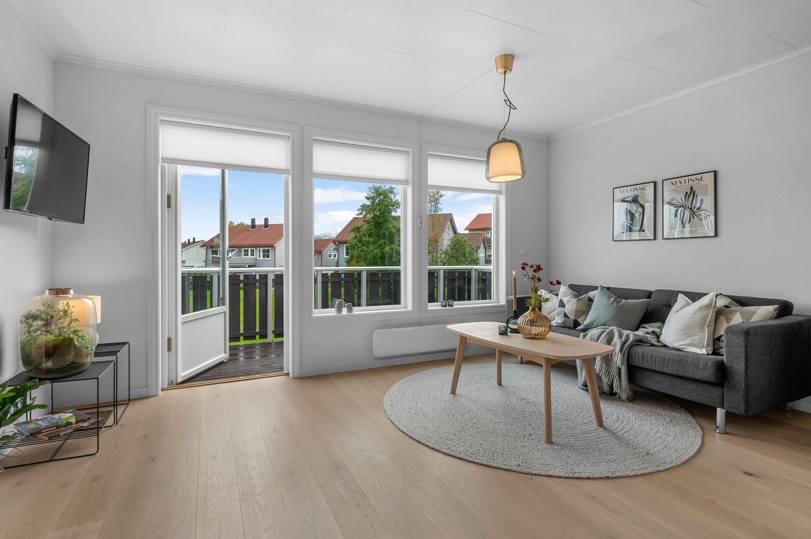 Fra stuen er det utgang til en stor veranda vendt mot hage og friområde. Galleribilde