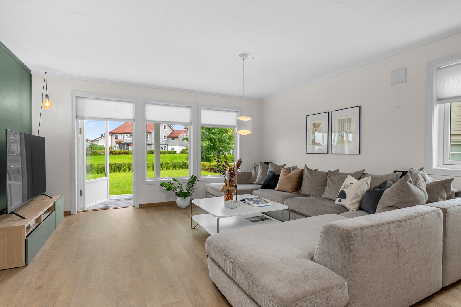 Lys og luftig kjellerstue på 35 kvm. med utgang til terrasse og hage. Galleribilde
