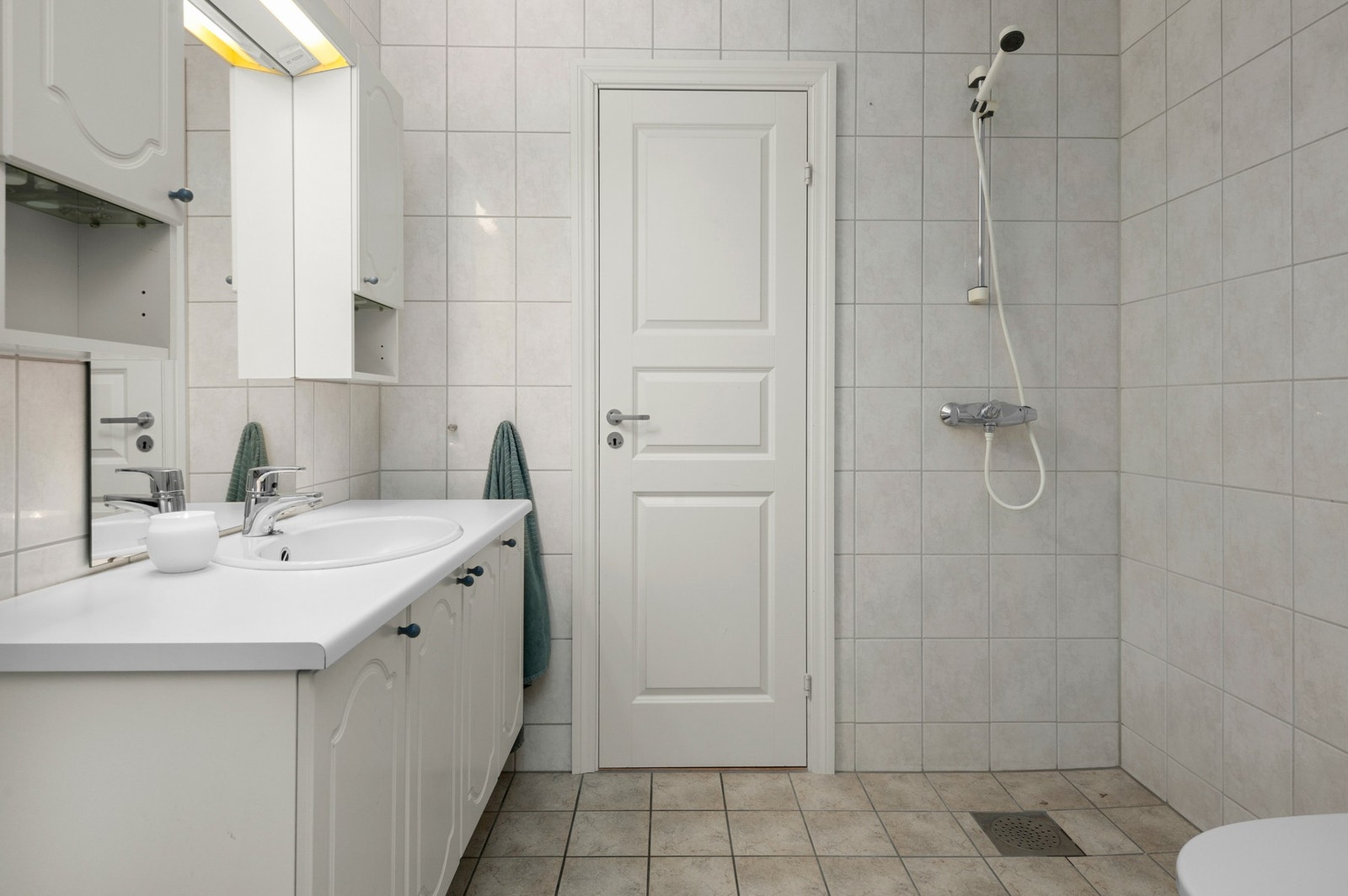 Flislagt bad i sokkel. Innvendig bod i tilknytning til badet. Galleribilde