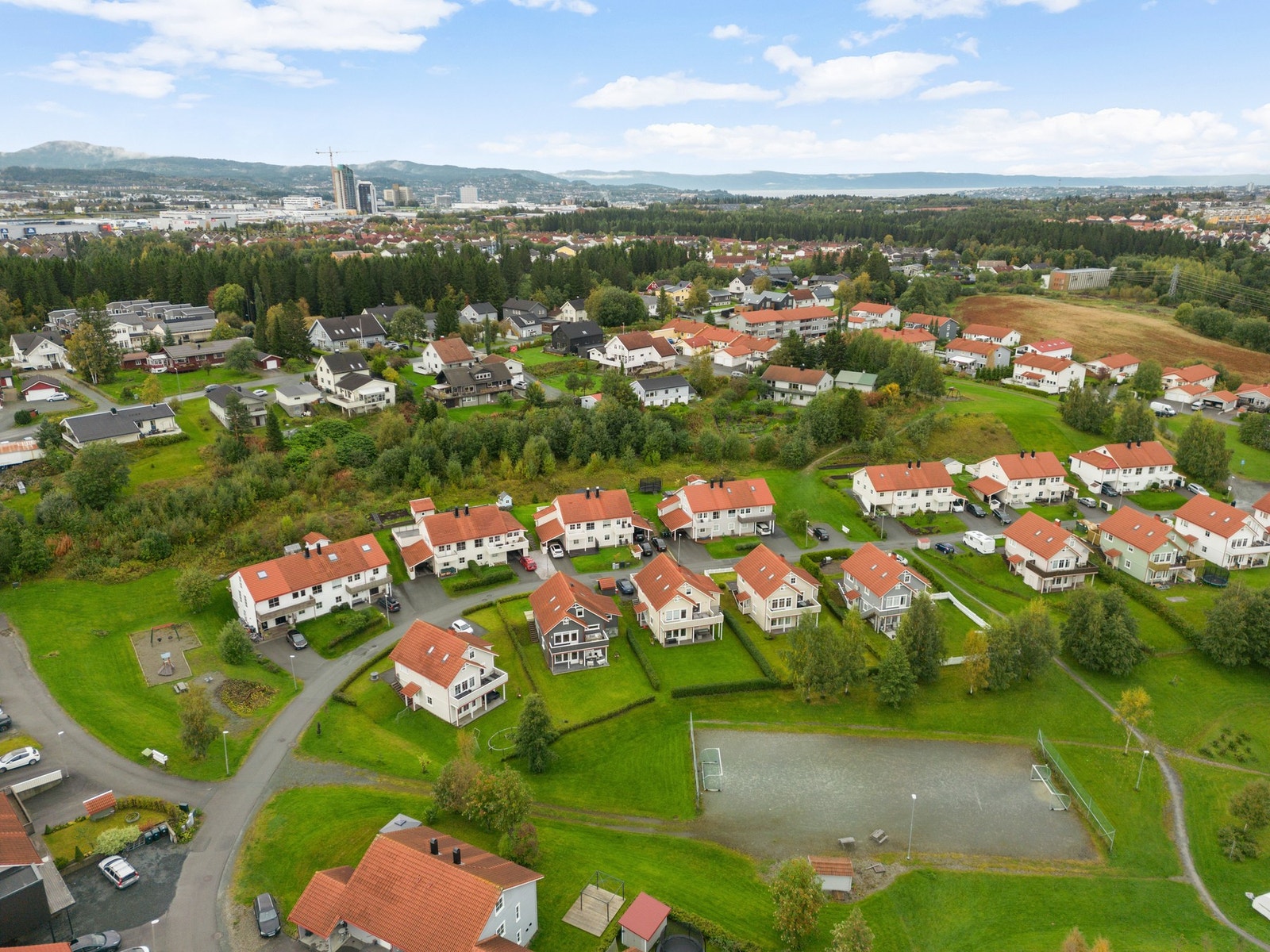 Hårstadreina er en svært rolig og barnevennlig gate med flotte friområder, lekeplass og ballplass. Kort vei til kjøpesentra på Tiller og E6 inn til byen. Galleribilde
