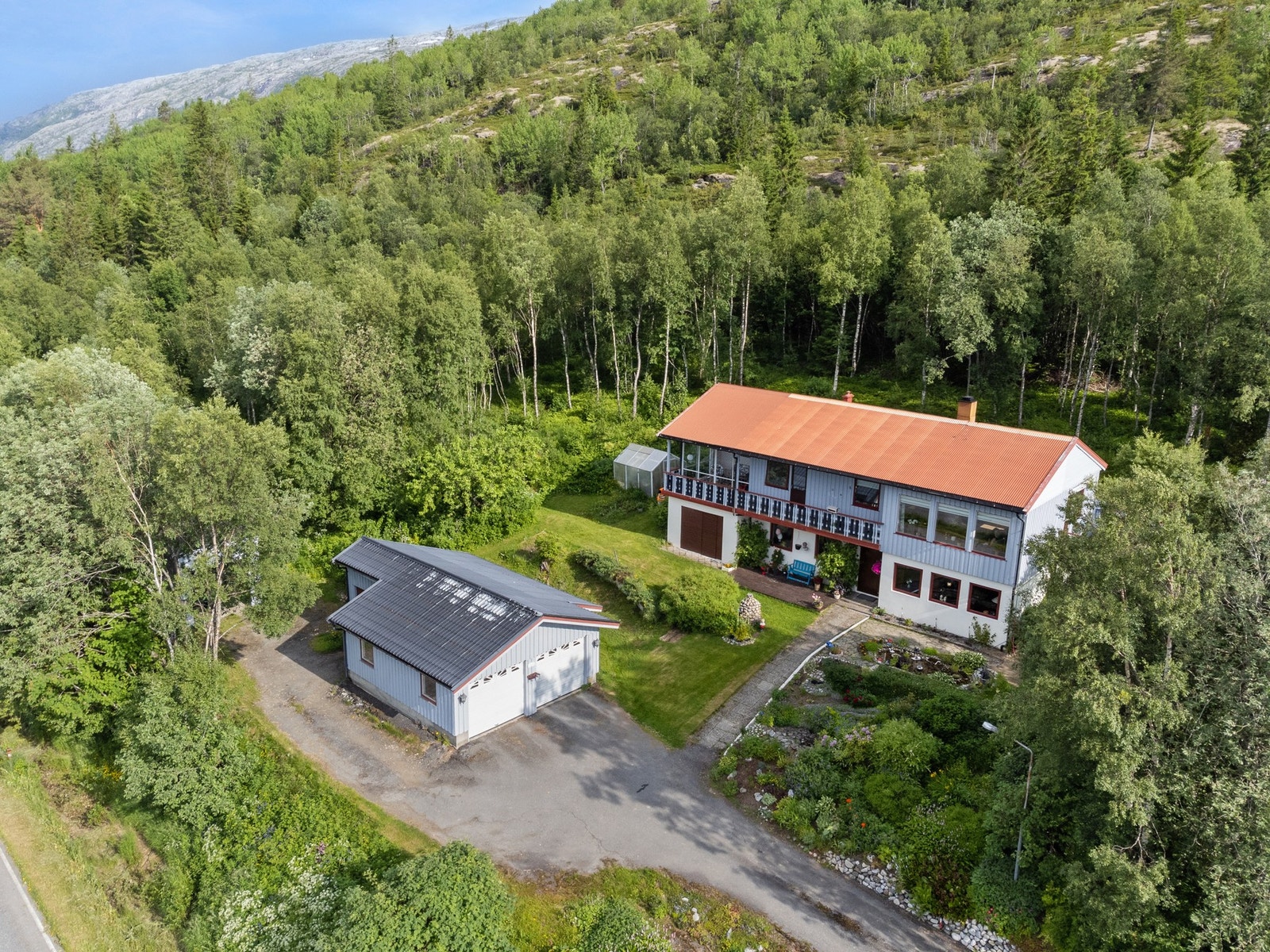 Eiendommen ligger ypperlig til i høyden over veien. Siden åpningen av Toventunnelen i 2014 har det blitt et betydelig roligere trafikkbildet for området. Galleribilde