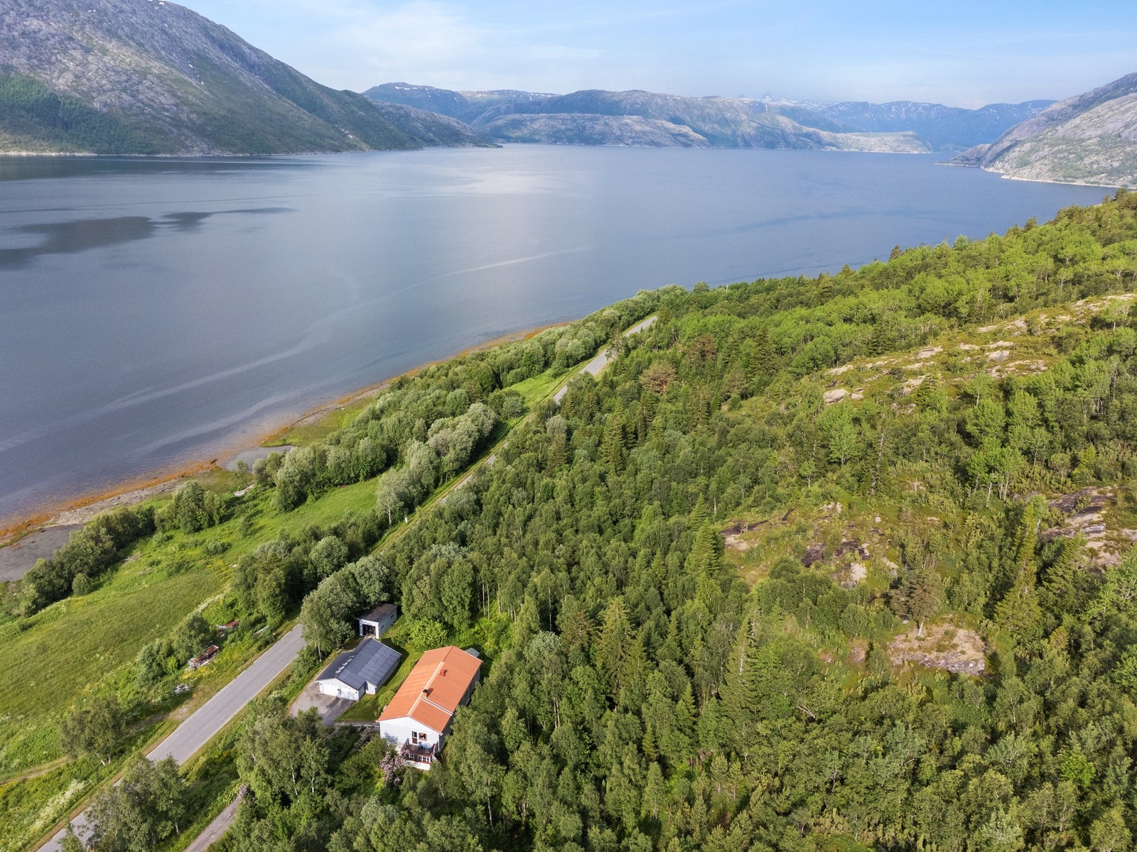 Ønsker du å bo landligere til- og ha nærhet til fantastisk natur, er dette en eiendom verdt å sjekke ut! Galleribilde