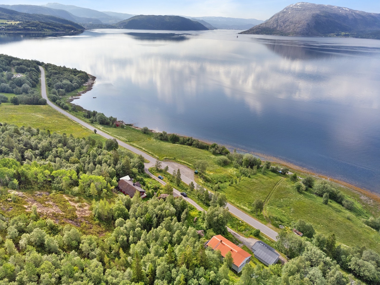 EiendomsMegler1 har gleden av å presentere Fjordvegen 1595 - En innholdsrik eiendom med fantastiske utsiktsforhold på "Utnes" i Vefsnfjorden. Galleribilde