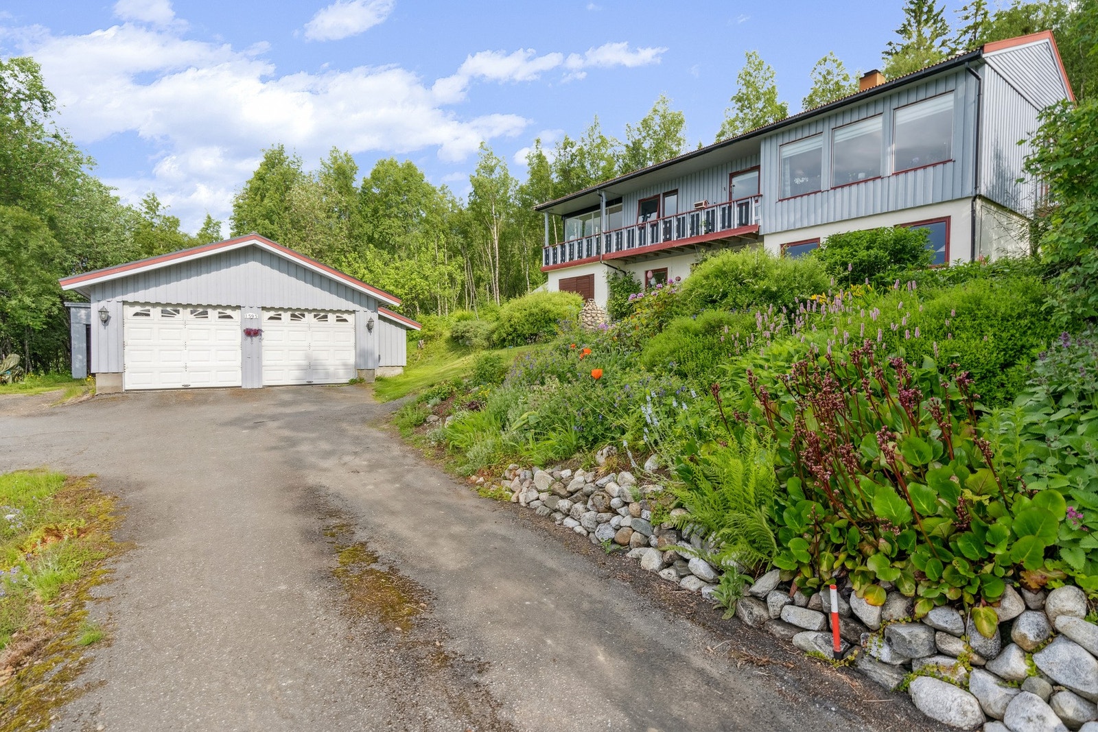 Parkering foregår i garasjer og på egen tomt. Galleribilde