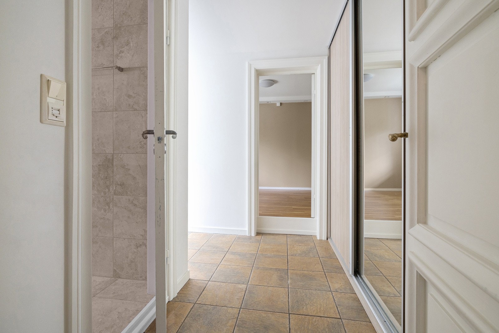 Skyvedørsgarderobe med speil. Badet til venstre. Galleribilde