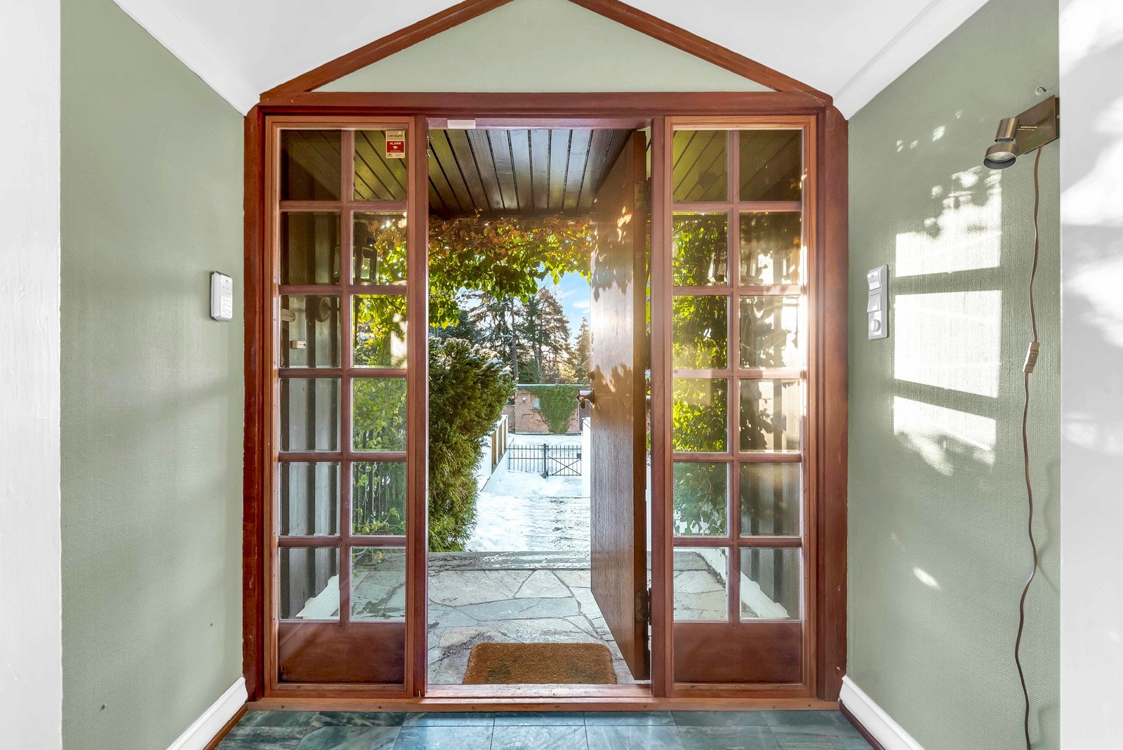 Pent vindfang og entré/hall med vakker grønn marmor på gulv med gulvvarme. Galleribilde