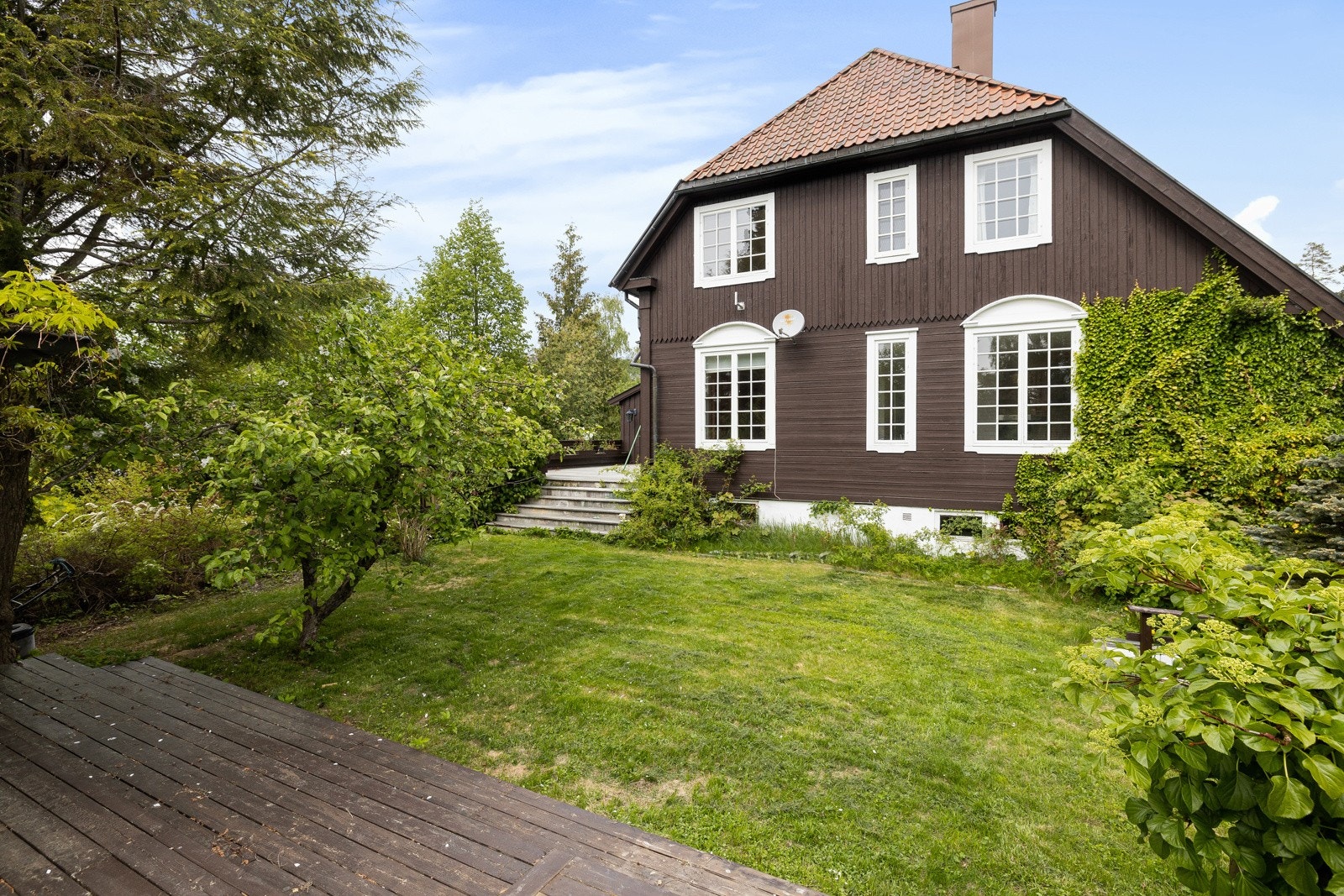 Meget barnevennlig tomt. Det er store markterrasser på tre sider av huset. Galleribilde
