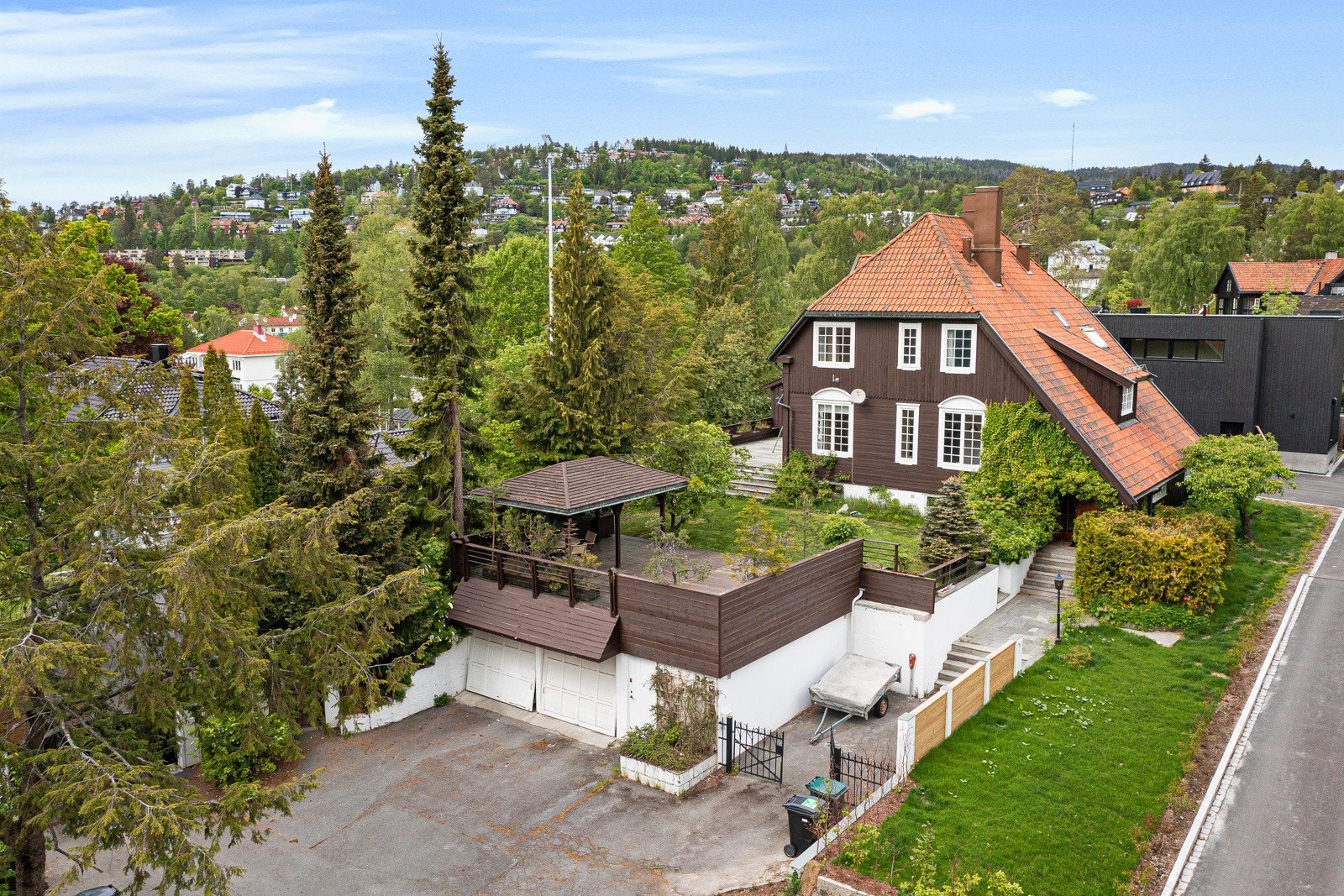 Eiendommen ligger høyt og fint på et lite platå og ser over naboeiendommer. Galleribilde
