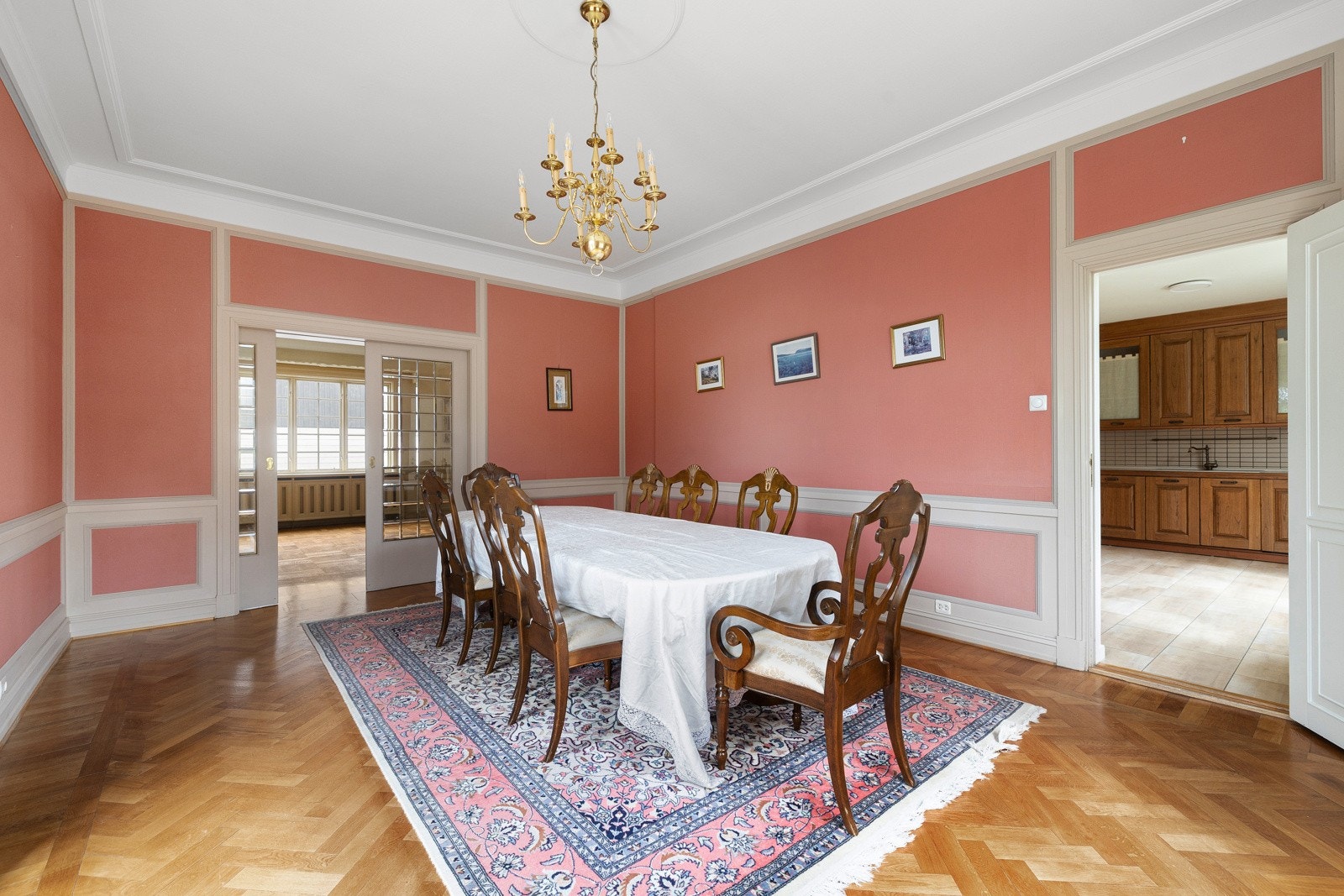 Herskapelig spisestue med fiskebeinsparkett. Galleribilde